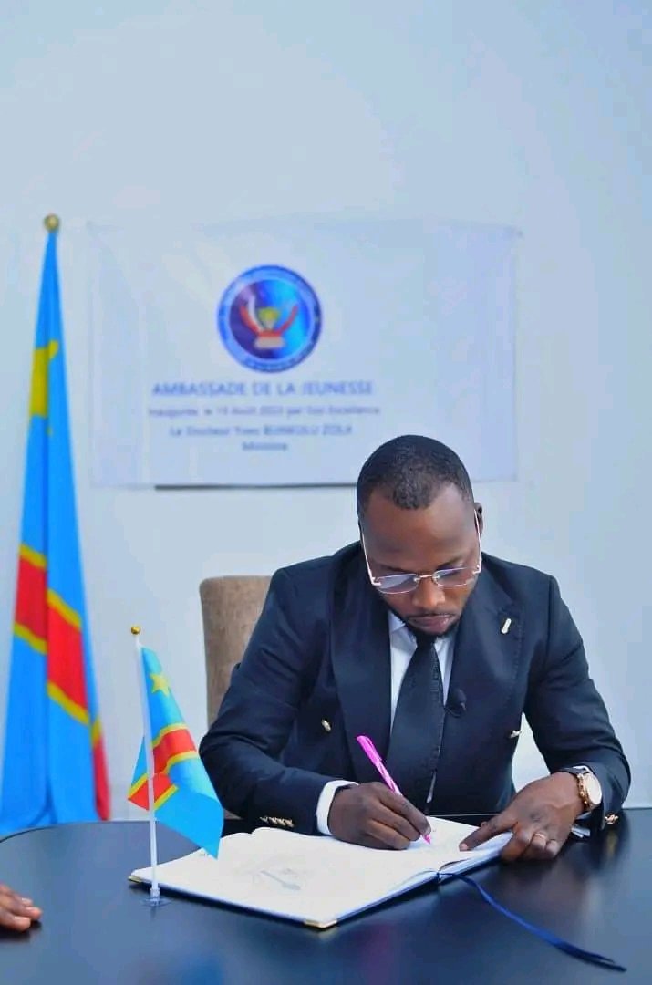 LFranceKuzikesa's tweet photo. Aussitôt élu Président de la République en 2028, j'interdirai aux hommes d'État d'exercer toute activité commerciale.

Le commerce est à l'origine de nombreux conflits d'intérêts et constitue l'une des principales sources de la corruption ainsi que du détournement des deniers publics par les détenteurs de fonctions d'État.
Je ne pourrai jamais accepter qu'un ministre des Mines possède des sociétés minières, qu'un ministre des Affaires foncières détienne des sociétés immobilières, qu'un ministre de la Défense soit propriétaire de sociétés de fournitures militaires ou qu'un ministre de l'Intérieur contrôle des entreprises opérant dans des secteurs relevant de ses attributions, même pas leurs membres de famille.

Telle est ma conception de l'État moderne, un État fondé sur l'éthique, l'intégrité, la prévention des conflits d'intérêts et la primauté de l'intérêt général.