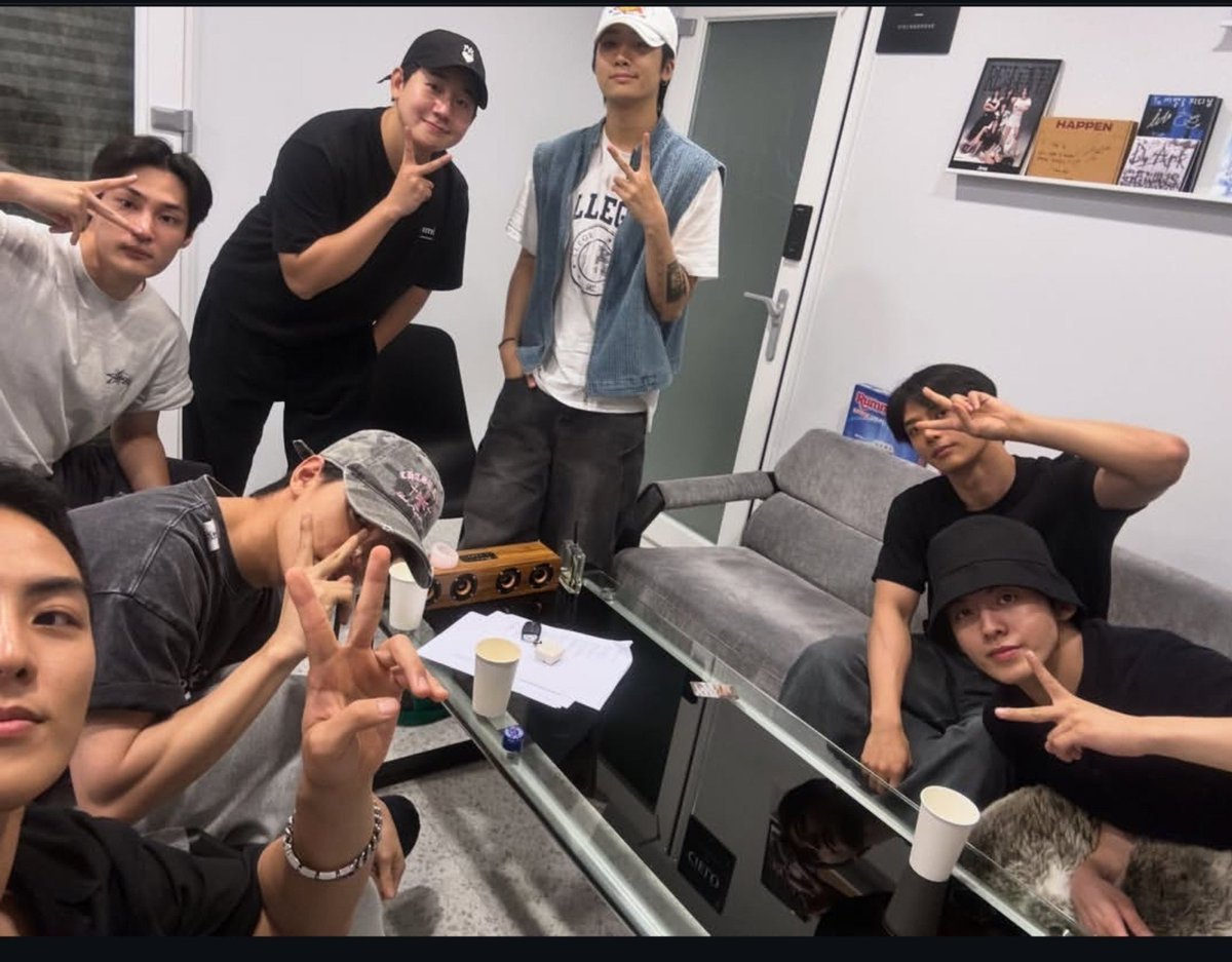 wildidoljk's tweet photo. awww my boys🥹🥹❤️🫂 https://t.co/Q8yvzYvZ5x