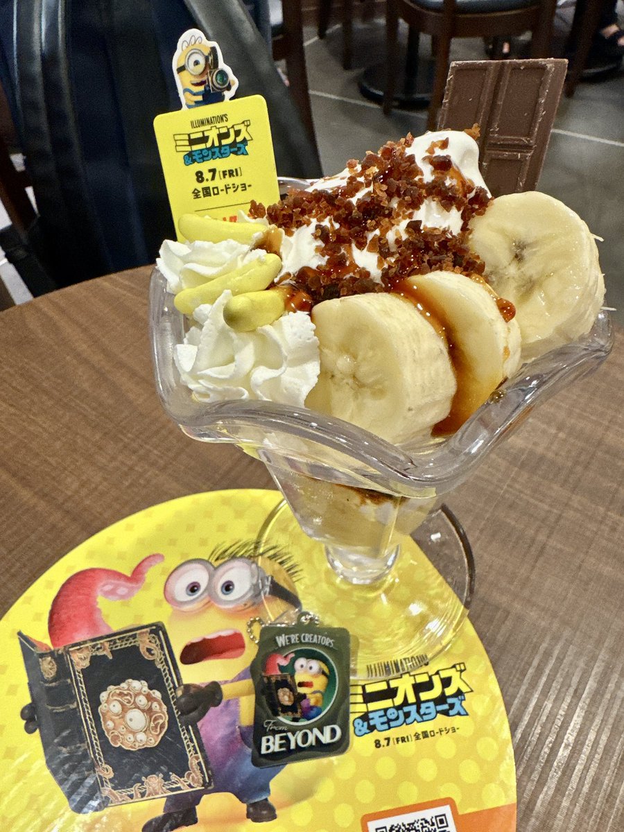 Maaasan666's tweet photo. サンマルクでミニオンズコラボのパフェ食べたんだけど、ひとりで寂しかったからチャッピーに隣にイケメン召喚してもらった🍌 https://t.co/Jlswsy7HgG