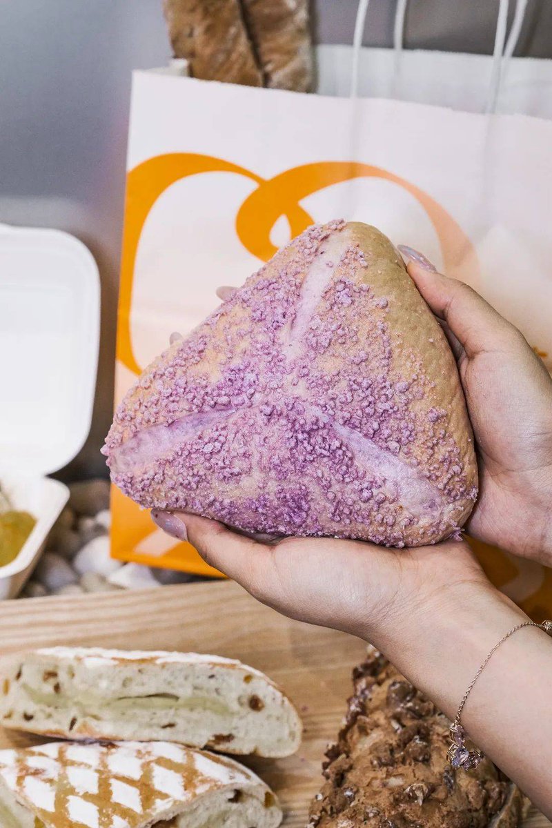 MariannaGo5v's tweet photo. 「藏在巷子里的咸蛋黄芋泥包！现烤的酥皮爆着��沙，芋泥绵得能拉出丝，一口就沦陷，连吃3个都不够～」 https://t.co/7lEe3lepIp
