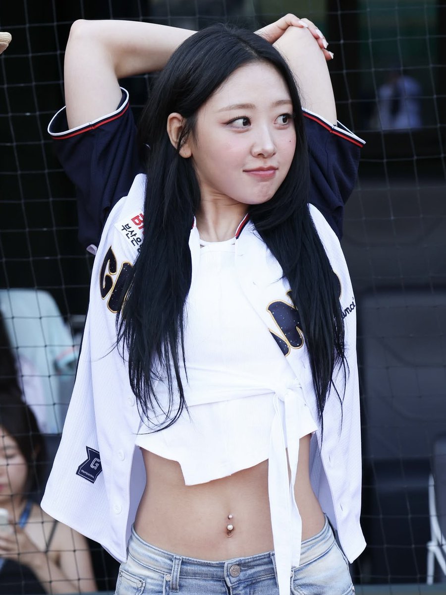 yvevvs's tweet photo. her belly button piercing… https://t.co/KcIN8n3H8q