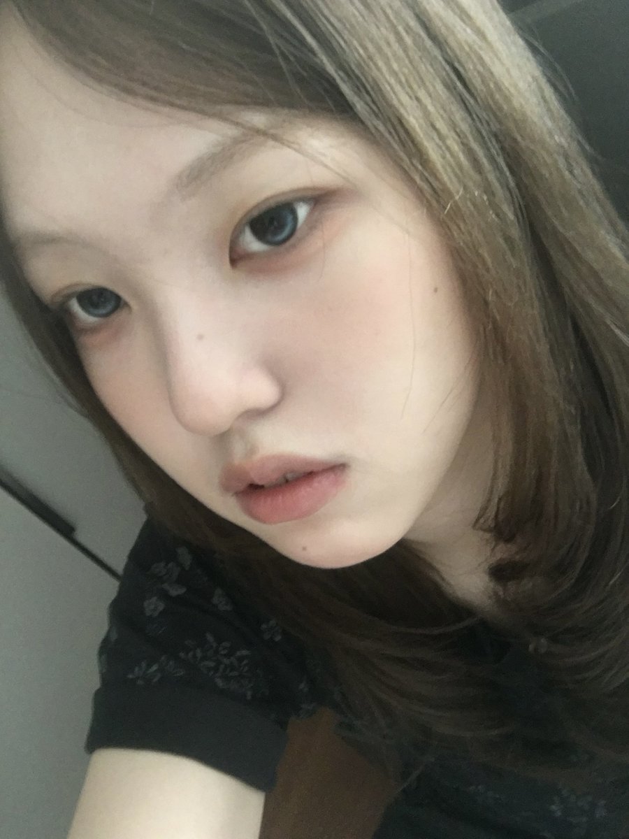 onmyoww's tweet photo. 파란색 축고정 렌즈에 웜톤 메이크업 조합
이거 너무 좋으네요 ^..^ https://t.co/YIFZBBT0WT