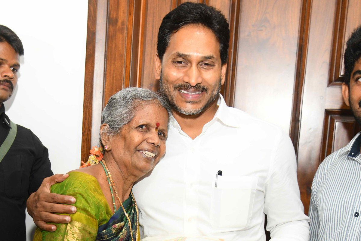 JaganannaCNCTS's tweet photo. మాజీ ముఖ్య‌మంత్రి @ysjagan గారి అభిమానం కేవ‌లం Gen Z వాళ్ల‌కే కాదు..  వృద్ధుల‌కు కూడా ఉంద‌ని చెప్ప‌డానికి విశాఖ‌కు చెందిన రాజ్య‌ల‌క్ష్మిగారే సాక్ష్యం. 

త‌న 78 ఏళ్ల వ‌య‌సులో కూడా @Raju84834416 హ్యాండిల్‌తో సోష‌ల్ మీడియాలో యాక్టివ్‌గా ఉంటూ వైయ‌స్ జ‌గ‌న్ గారిపై పోస్టులు పెడుతోంది. 

ఈ రోజు త‌న అభిమాన నాయకుడు జ‌గ‌న్ గారిని క‌లిసిన సంద‌ర్భం ఇది.

#YSRCP #JaganannaConnects