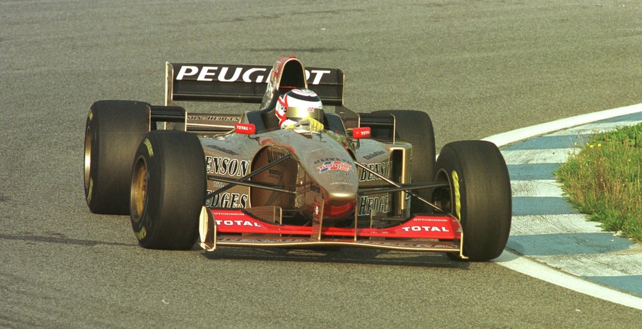 NetoDemetriou's tweet photo. Nigel Mansell, Jordan, Barcelona, 1996. Via Getty Images. #F1 #f1testing https://t.co/gUzjToowUh