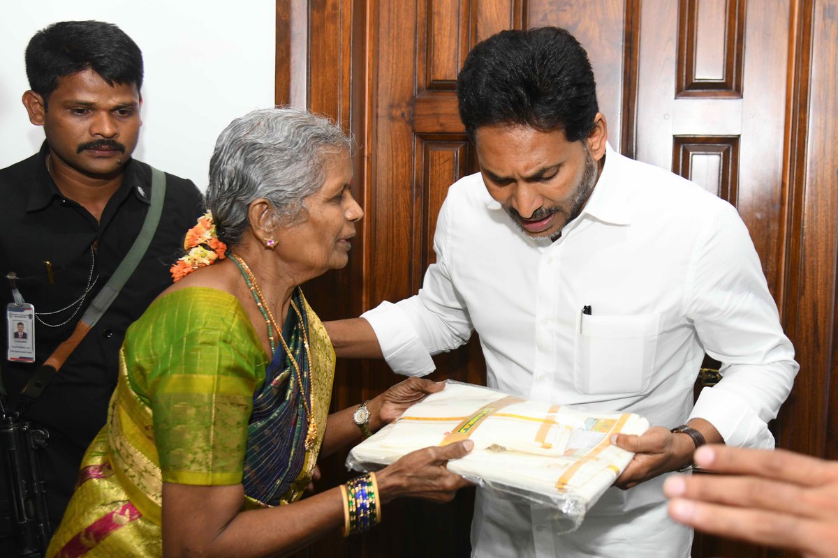 JaganannaCNCTS's tweet photo. మాజీ ముఖ్య‌మంత్రి @ysjagan గారి అభిమానం కేవ‌లం Gen Z వాళ్ల‌కే కాదు..  వృద్ధుల‌కు కూడా ఉంద‌ని చెప్ప‌డానికి విశాఖ‌కు చెందిన రాజ్య‌ల‌క్ష్మిగారే సాక్ష్యం. 

త‌న 78 ఏళ్ల వ‌య‌సులో కూడా @Raju84834416 హ్యాండిల్‌తో సోష‌ల్ మీడియాలో యాక్టివ్‌గా ఉంటూ వైయ‌స్ జ‌గ‌న్ గారిపై పోస్టులు పెడుతోంది. 

ఈ రోజు త‌న అభిమాన నాయకుడు జ‌గ‌న్ గారిని క‌లిసిన సంద‌ర్భం ఇది.

#YSRCP #JaganannaConnects