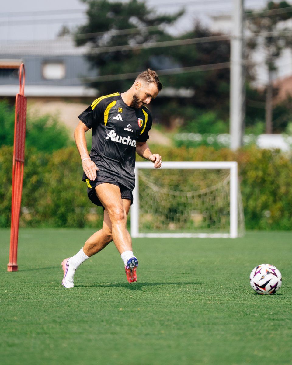 RCLens's tweet photo. De retour sur le terrain 💪

Au plus près du groupe sang et or pendant cette semaine de stage, Jonathan Gradit poursuit sa réathlétisation individuellement. 

#𝑪𝒐̂𝒎𝒆Together https://t.co/lWEJcXvQdi