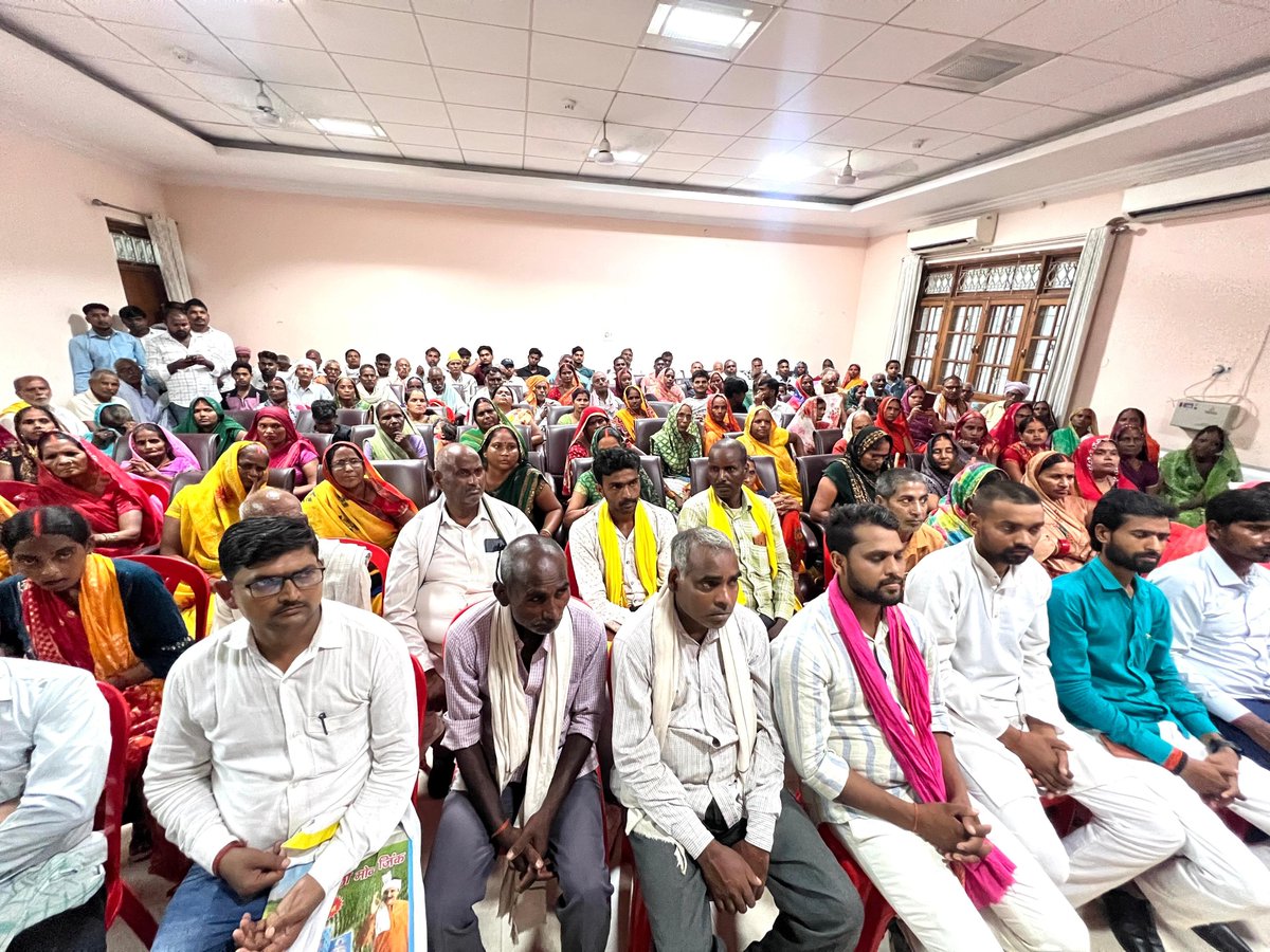 SBSP4INDIA's tweet photo. सुहेलदेव भारतीय समाज पार्टी के माननीय राष्ट्रीय अध्यक्ष कैबिनेट मंत्री उत्तर प्रदेश सरकार श्री @oprajbhar जी, पार्टी के राष्ट्रीय मुख्य प्रवक्ता श्री @ArunrajbharSbsp जी ने आज जनपद आजमगढ़ के अतरौलिया डाक बंगले पर आयोजित "#महाराजा_दक्ष_प्रजापति की #जयंती के अवसर पर आयोजित कार्यक्रम में सम्मिलित होकर उपस्थित पार्टी पदाधिकारियों एवं कार्यकर्ताओं को संबोधित किया।
इस अवसर माननीय मंत्री जी ने "महाराजा दक्ष प्रजापति" के योगदान एवं समाज में उनके द्वारा निभाए गए अहम भूमिका को याद करते हुए, समाजहित में पार्टी के उद्देश्यों और आगामी योजनाओं पर प्रकाश डाला। सभी उपस्थित सदस्यों से एकजुट होकर समाज के विकास और दलित एवं पिछड़ी जातियों के उत्थान के लिए अथक प्रयास करने का आह्वान किया।
@narendramodi @AmitShah 
@rajnathsingh @myogiadityanath 
@NitinNabin @JPNadda @blsanthosh @idharampalsingh @mppchaudhary @BJP4India @BJP4UP @kpmaurya1 @PMOIndia @brajeshpathakup @sunilbansalbjp