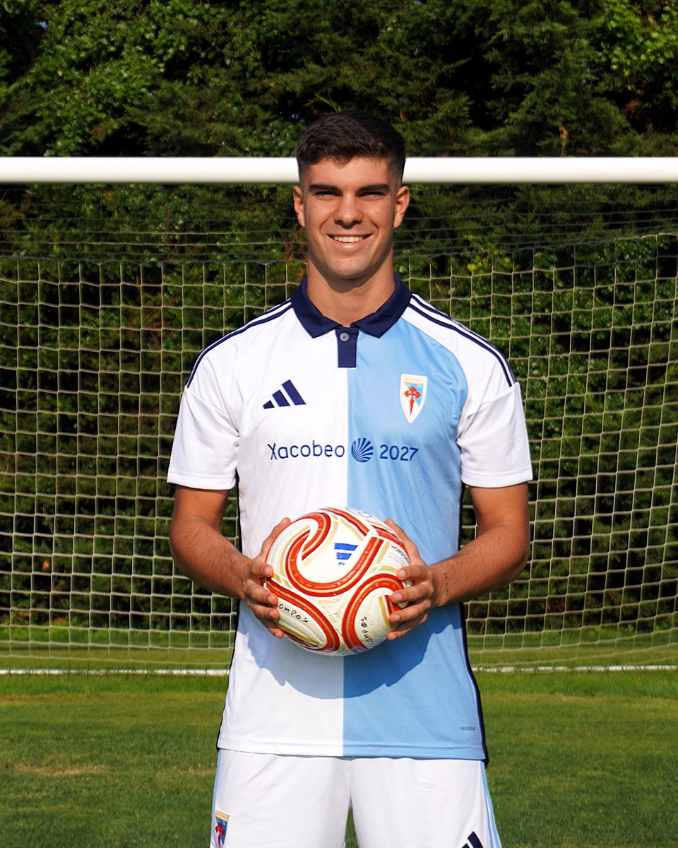 SD_Compostela's tweet photo. ✅🩵🤍 Vilela xa loce a súa nova camiseta branquiazul

O novo defensa do Compos xa participou esta mañá no seu primeiro adestramento co grupo 💪

#BenvidoVilela https://t.co/pVCEV7dgod