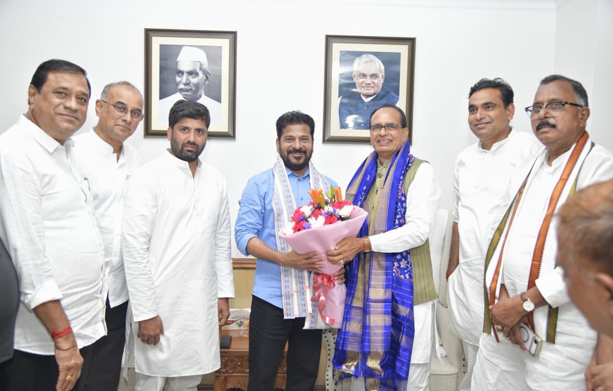 TelanganaCMO's tweet photo. ఢిల్లీ: తెలంగాణ‌కు ప్ర‌ధానమంత్రి ఆవాస్ యోజన-గ్రామీణ్ (PMAY-G) కింద 11.56 లక్షల ఇండ్ల‌ను కేటాయించాల‌ని కేంద్ర గ్రామీణాభివృద్ధి, వ్య‌వ‌సాయ శాఖ మంత్రి శ్రీ @ChouhanShivraj గారికి ముఖ్య‌మంత్రి శ్రీ @revanth_anumula గారు విజ్ఞ‌ప్తి చేశారు. రాష్ట్రంలో ప్రజాప్రభుత్వం అధికారంలోకి వచ్చిన త‌ర్వాత పేద‌ల‌కు సొంత ఇల్లు నిర్మించి ఇవ్వ‌డానికి అధిక ప్రాధాన్య‌త ఇస్తున్న‌ విషయాన్ని కేంద్ర మంత్రి దృష్టికి తెచ్చారు.

✅ఢిల్లీ పర్యటనలో భాగంగా ముఖ్యమంత్రి గారు పలువురు ఎంపీలతో కలిసి కృషి భ‌వ‌న్‌లో కేంద్ర మంత్రితో భేటీ అయ్యారు. ఈ సంద‌ర్భంగా ఇందిర‌మ్మ ఇండ్ల నిర్మాణాన్ని వివ‌రించారు. గత ప్రభుత్వం #PMAYG ను వినియోగించుకోక‌పోవ‌డంతో రాష్ట్రంలో గ‌త ప‌దేళ్లు పేద‌లు సొంత ఇండ్లు నిర్మించుకోలేకపోయారని, ఇప్పుడు తీవ్ర డిమాండ్ నెల‌కొంద‌ని తెలిపారు.

✅కేంద్ర గ్రామీణాభివృద్ధి మంత్రిత్వ శాఖ రూపొందించిన ఆవాస్ ప్లస్ (#Awaas+) యాప్ ద్వారా రాష్ట్ర ప్రభుత్వం నిర్వ‌హించిన స‌ర్వేలో 11,56,915 అర్హులైన గ్రామీణ కుటుంబాలను గుర్తించిన‌ట్లు ముఖ్యమంత్రి గారు వివరించారు.  సాధ్య‌మైనంత త్వ‌రగా తెలంగాణ‌కు ఇళ్లు కేటాయించాల‌ని కేంద్ర మంత్రిని కోరారు.

✅ఎల్‌నినో, తీవ్ర వర్షాభావ పరిస్థితుల నేప‌థ్యంలో విక‌సిత్ భార‌త్ గ్యారెంటీ ఫర్ రోజ్‌గార్ అండ్ ఆజీవికా మిషన్ (గ్రామీణ)లో (#VBGRAMG) అద‌న‌పు ప‌నులను చేర్చాల‌ని విజ్ఞ‌ప్తి చేశారు. వ‌ర్షాభావంతో ప‌నులు లేనందున ఎస్సీ, ఎస్టీ, చిన్న, సన్నకారు రైతులు, రైతు కూలీల‌కు జీవ‌నోపాధులు మెరుగుప‌ర్చేందుకు, పంటల వైవిధ్యీకరణ ప్రోత్సాహానికి అద‌న‌పు ప‌నులను చ‌ట్టంలో చేర్చాల‌ని కోరారు.

✅రైతులు త‌మ భూముల్లో కూర‌గాయ‌ల పందిళ్లు, ప‌శుగ్రాస ప్లాట్ల అభివృద్ధి, మల్బరీ తోటల సాగు, పట్టు పురుగుల పెంపకం షెడ్లు, ఇళ్ల స‌మీపంలో ఆకు కూర‌లు, కూర‌ గాయ‌ల తోట‌లు, వెదురు వ‌నాలు పెంచుకునే ప‌నులను వీబీ జీ రామ్ జీలో చేర్చాల‌ని కేంద్ర మంత్రికి విజ్ఞ‌ప్తి చేశారు.

✅కొండ ప్రాంతాల‌తో పాటు కొండ వాలుల్లో నీటి నిల్వ చేసుకునే కంద‌కాలు, ఇప్పటికే ఉన్న ప్లాంటేషన్లు, పండ్ల తోటల్లో తేమ ర‌క్ష‌ణ‌కు కంద‌కాల నిర్మాణం, వ‌ర‌ద‌లు, ఇసుక మేట‌ల‌తో దెబ్బ‌తిన్న భూముల పున‌రుద్ధ‌ర‌ణ‌కు అవ‌స‌ర‌మైన ప‌నులు వీబీ జీ రామ్ జీలో చేప‌ట్టాల‌ని కోరారు.

✅ఉపాధి హామీ పథకం (#MGNREGS) కింద ఇందిరమ్మ ఇండ్ల లబ్ధిదారులకు ఇళ్ల నిర్మాణ స‌మ‌యంలో 90 రోజుల వరకు ప‌నులు చేసే అవ‌కాశం ఉండేద‌ని ముఖ్యమంత్రి గారు గుర్తుచేశారు. వీబీ జీ రామ్ జీ లోనూ అందుకు అనుమ‌తి ఇప్పించాల‌ని కోరారు. స్థానిక అవ‌స‌రాల‌కు త‌గిన‌ట్లు రాష్ట్ర ప్రభుత్వం ప్రతిపాదించే ఇత‌ర ప‌నుల‌ను వీబీ జీ రామ్ జీలో చేర్చాల‌న్నారు.

✅ఇందిరమ్మ ఇండ్లు, ఉపాధి ప‌నుల విష‌యంలో సమస్యలను శివ‌రాజ్ సింగ్ చౌహాన్ గారి దృష్టికి తీసుకెళ్లామ‌ని, వాటి ప‌రిష్కారానికి వారు సానుకూలంగా స్పందించార‌ని ముఖ్యమంత్రి గారు తెలిపారు. తెలంగాణ‌లో ప‌రిస్థితుల ప‌రిశీల‌న‌కు క్షేత్రస్థాయి పర్యటనకు రావాల‌ని కేంద్ర మంత్రి గారిని ఆహ్వానించిన‌ట్లు తెలిపారు.

✅ముఖ్య‌మంత్రి గారి వెంట ఎంపీలు @AKY_INCMP గారు, @Vemnarenderredy గారు, @DrMalluRavi1 గారు, @porika_balram గారు, @suresh_shetkar గారు, @kiran_chamala గారు, @MP_KHAMMAM_RRR గారు, @KakaVamsiGaddam గారు, ఎక్స్-అఫిషీయో స్పెష‌ల్ సెక్ర‌ట‌రీ కె. రామ‌కృష్ణారావు గారు, సెక్ర‌ట‌రీ కో-ఆర్డినేష‌న్ అద్వైత్ కుమార్ సింగ్ గారున్నారు. @OfficeofSSC 
#IndirammaIndlu #HousingForAll #TelanganaHousing