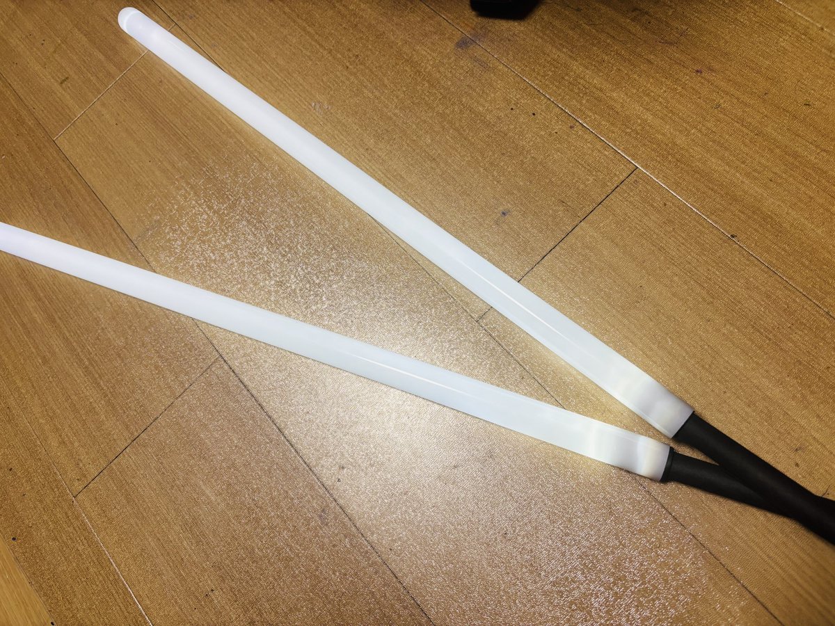 kuGJf964's tweet photo. ライトセイバーもどきのベースできた
光って楽しい✨👏 https://t.co/cMwpOKpKO4