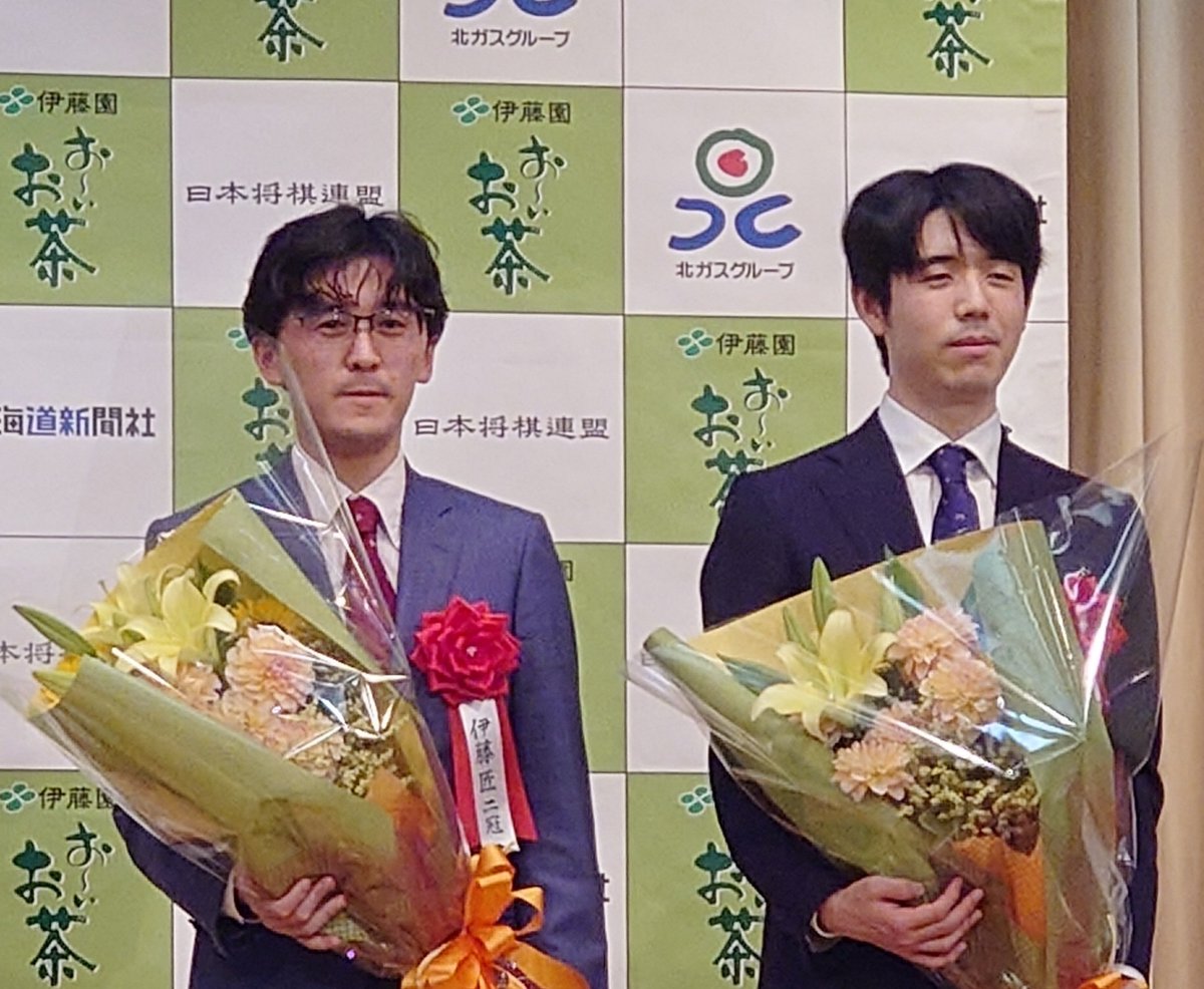east__owl's tweet photo. 王位戦第3局の前夜祭に行ってきました。
棋士皆さん全員オーラが凄かったです。
明後日の大盤解説も楽しみ。 https://t.co/YRJL2AHRL5