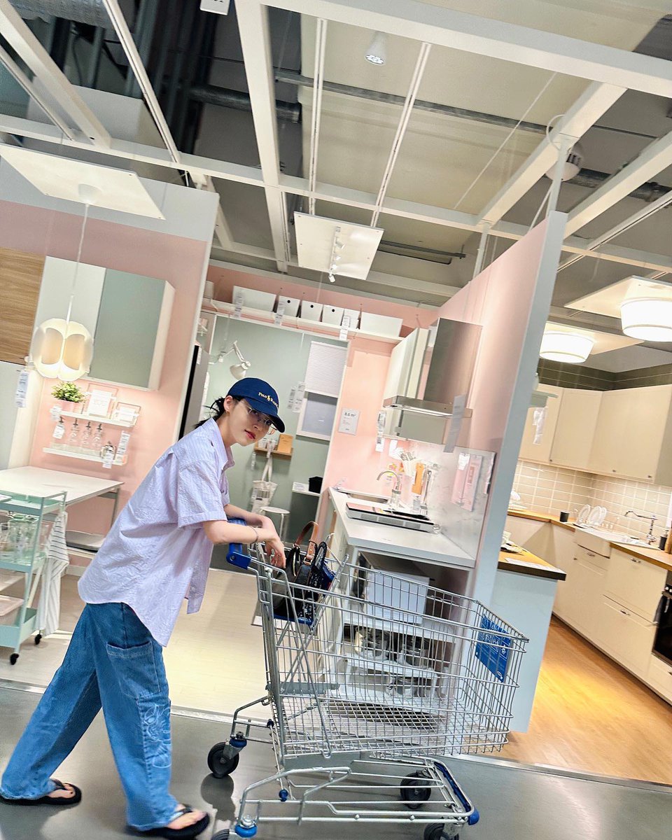 ms0221222's tweet photo. 230718 지혾남 공개되고 연상 어떤 차(ㅋㅋ) 조수석에서 인스타라이브 했을때 마트간다고 했는데 이틀 뒤에 올라온 연하 인스타ㅋㅋㅋ 이러고 연하는 버ㅂ이랑 웨이��에도 사진 올림 뒷연애하고 티내기뭐지? https://t.co/tNgRcRGLOu