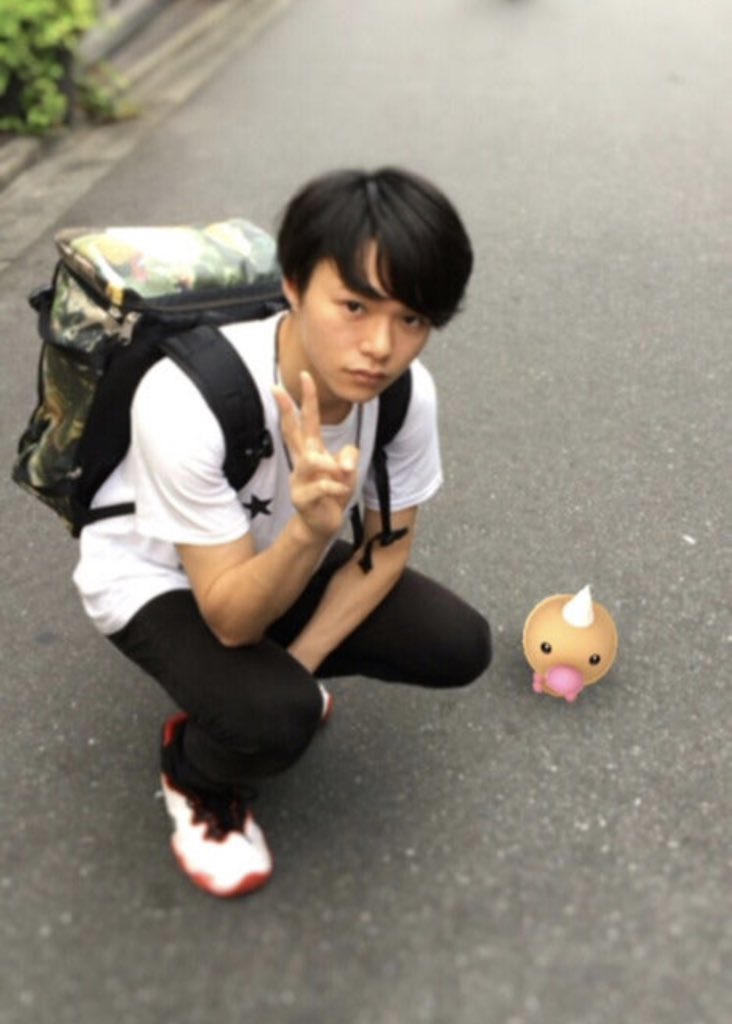 rho9vi's tweet photo. 毅が撮った玲於の写真全部おもしろすぎ https://t.co/cXypcOTFYZ