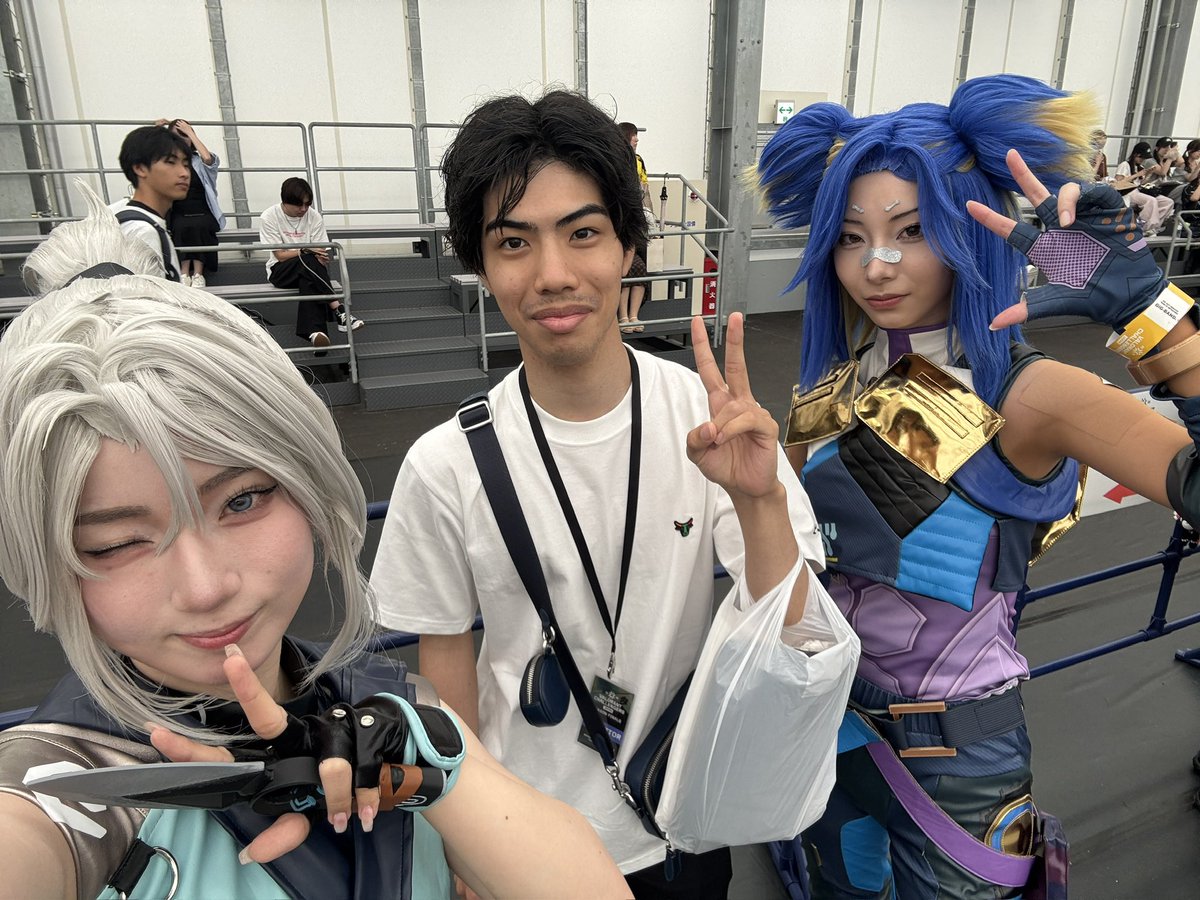 Yuki_forth's tweet photo. #VCJ でめっちゃ可愛いコスプレイヤーの人たちと撮ってもらいましたー！！
ありがとうございます！！

ジェット　@shupoppo_ 
ネオン　　@yoyomiyoi https://t.co/IY6Uc832fU