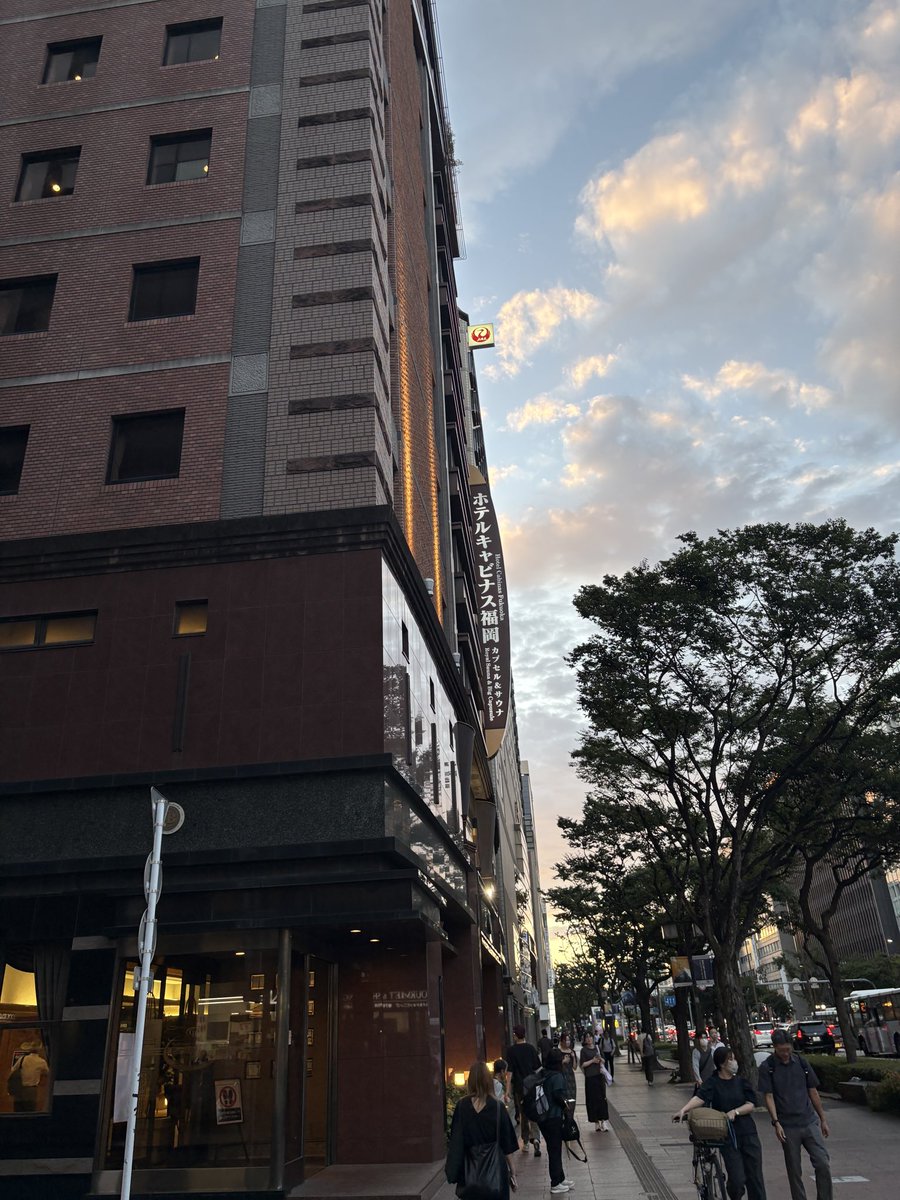 daisukesaurus's tweet photo. まさかの九州で地震に遭遇。
揺れの長さにびびった。

キャビナスは今日は帰宅できない皆さまで溢れています。 https://t.co/zUQQz54h4E