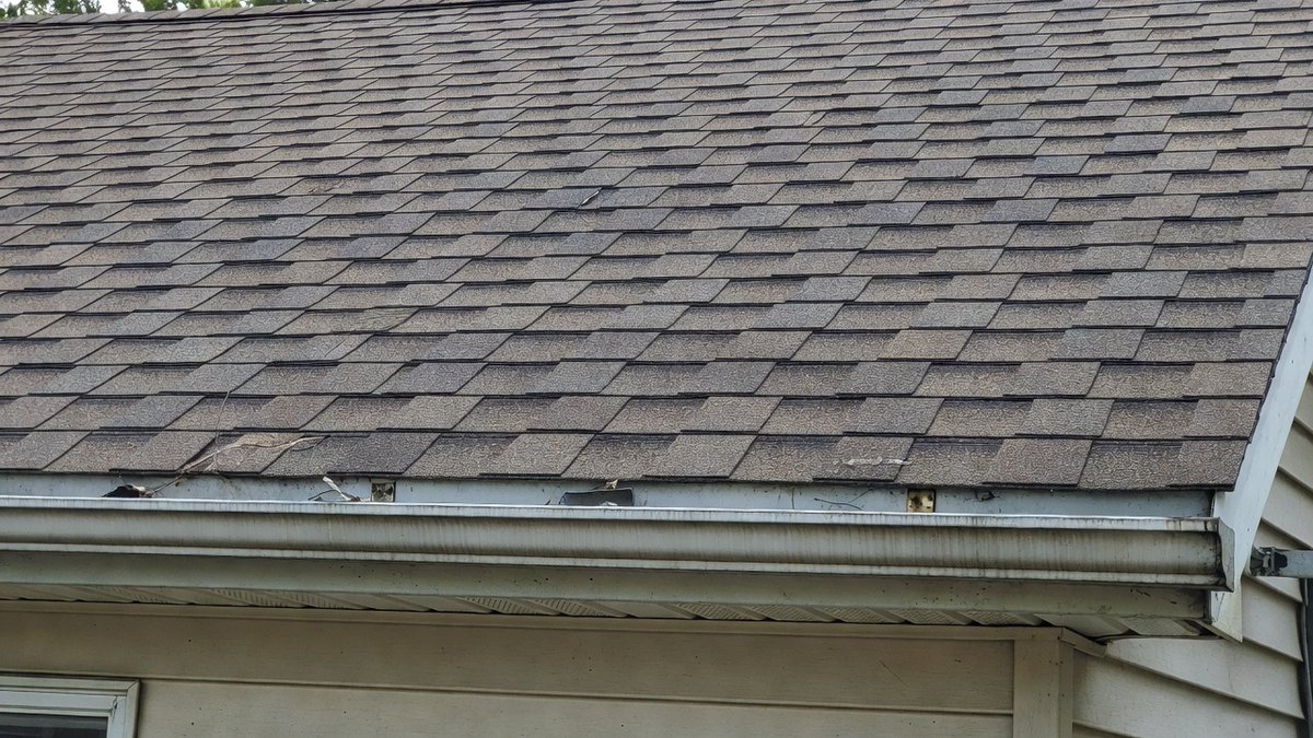 MuelverRealty's tweet photo. Buyers touring this summer: look up at the roof, not just the kitchen.

Ask age, last major work, and whether ice dams or leaks showed up last winter.

Paper and photos beat "it looks fine."

#MilwaukeeHomes #HomeBuyingTips https://t.co/SBKHcknt6N