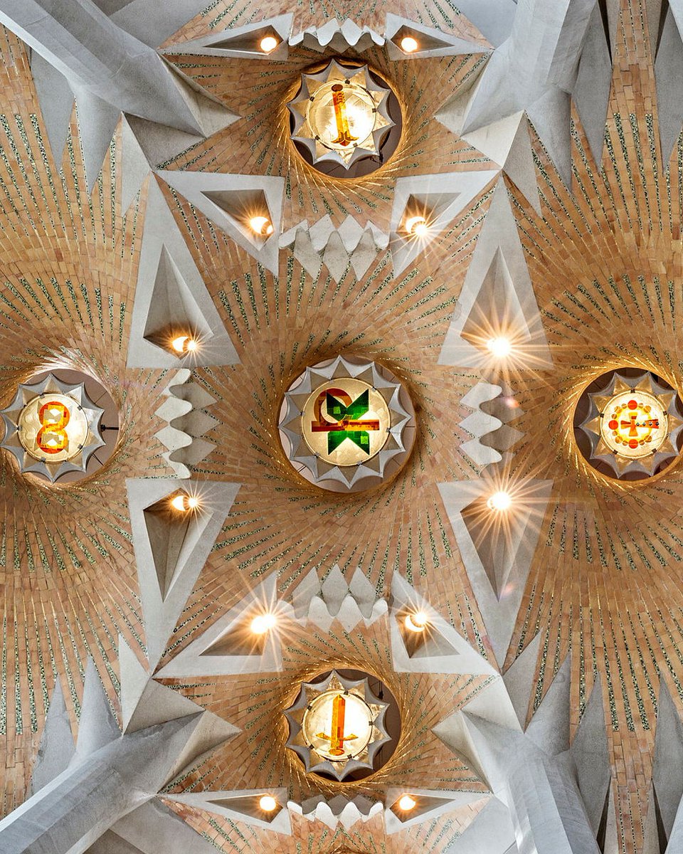 sagradafamilia's tweet photo. Dins de les voltes hiperboloides de la nau principal, hi ha medallons amb diferents símbols convertint el sostre en un firmament teològic. Aquests medallons estan dedicats a Jesucrist i els seus atributs. 

Crist es representa pel 𝗖𝗿𝗶𝘀𝗺ó (𝗫 𝗶 𝗣) i els seus atributs com ara una 𝗲𝘀𝗽𝗮𝘀𝗮, símbol de justícia suprema; un 𝗰𝗲𝗽𝘁𝗿𝗲, símbol d’autoritat; la 𝗰𝗿𝗲𝘂, símbol de salvador i redemptor de la humanitat, a través de la seva Passió; i el símbol de l’𝗶𝗻𝗳𝗶𝗻𝗶𝘁, que representa el principi i el fi de l’eternitat del seu regne.