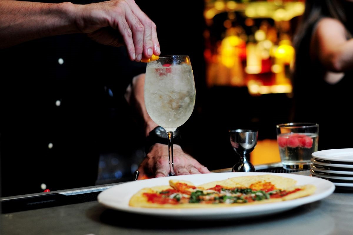 MainLineToday's tweet photo. Thinking of hitting up a happy hour this week? Imbibe in a fun atmosphere while enjoying great prices on drinks and appetizers. Link in the first comment.

#mainlinetoday #happyhours #cocktails https://t.co/QJI8HFcG2y