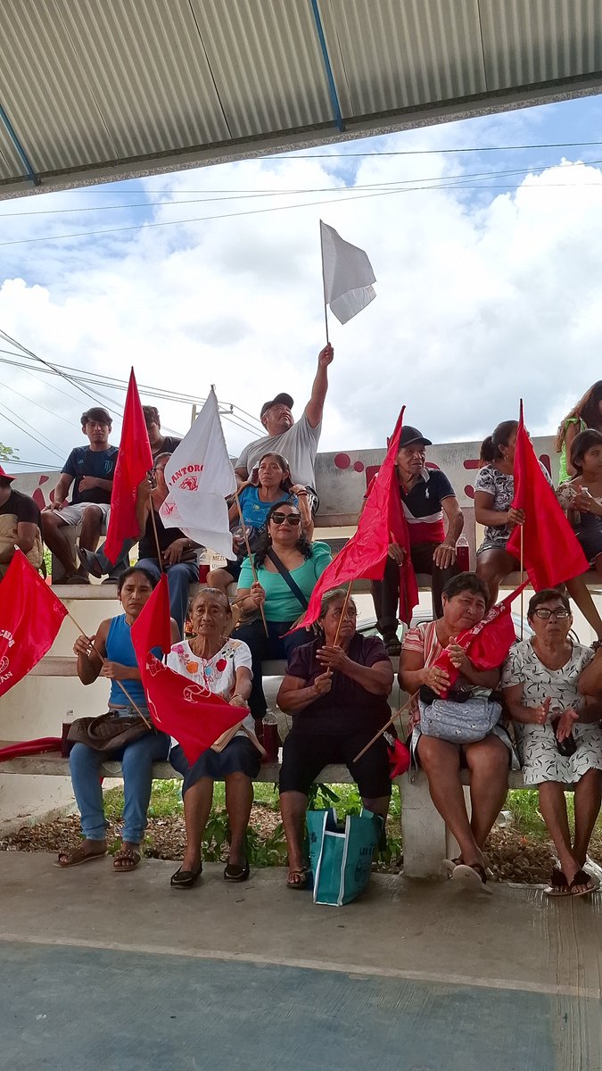AntYucatan's tweet photo. Antorchistas de la cabecera municipal, reiteran su desición y compromiso de seguir luchando con el Movimiento Antorchista en Yucatán  .
¡!Enhorabuena compañeros!!  🔥🚩 https://t.co/vyK7pyeSyL