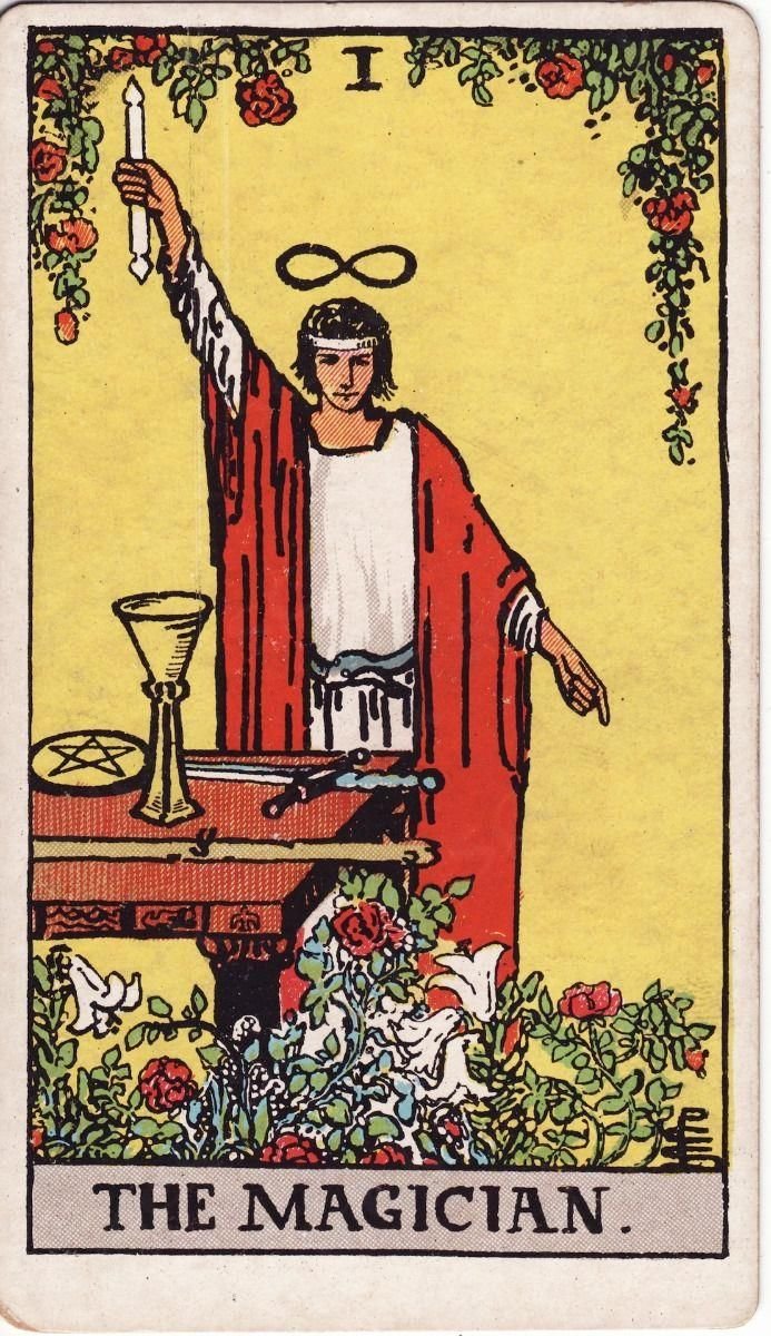 selvatica_arcan's tweet photo. vocês perceberam que, tanto na carta do Mago, quanto na carta do Mundo, há bastões sendo segurados?

no mago, além de só haver um bastão, ele é erguido ao céu: ele é a união entre o acima e abaixo, o céu e a terra. É a descoberta de um novo ciclo.

no mundo, há dois bastões, eles não são levantados. Eles significam a proporcionalidade entre opostos: um equlibrio que só quem viveu o ciclo completo possui.