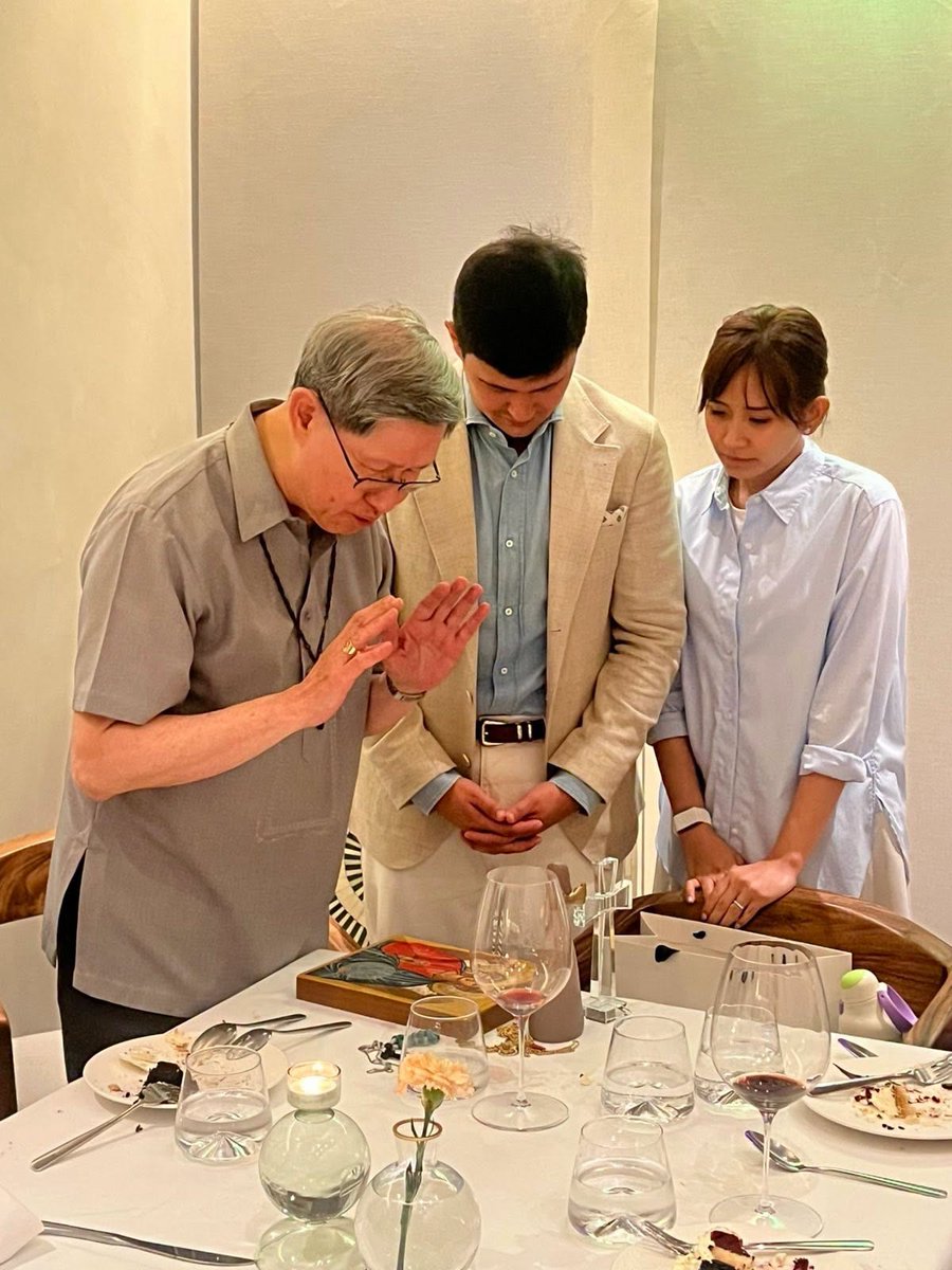 News5PH's tweet photo. ‘A BEAUTIFUL EVENING CELEBRATING SARAH’S BIRTHDAY’

Ibinahagi ni "Patriots" host Matteo Guidicelli ang ilang litrato mula sa birthday celebration ng singer-actress at kaniyang asawa na si Sarah Geronimo kasama ang kanilang pamilya.

Pinasalamatan din ng aktor si Cardinal Luis Antonio Tagle sa pagdalo nito sa kaarawan ng singer.

📸: Matteo Guidicelli
