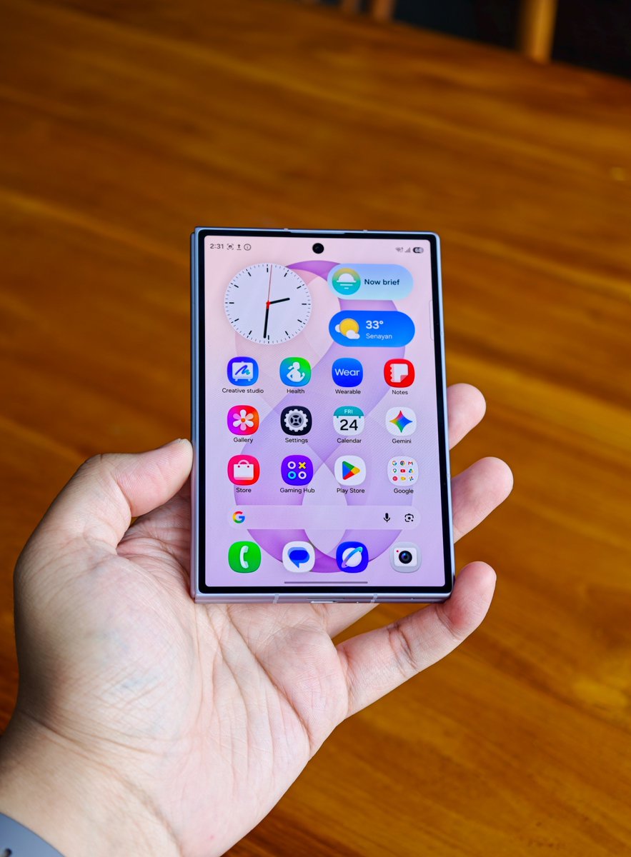sondesix's tweet photo. I still can't get over how cute the Galaxy Z Fold8 is. https://t.co/DdoMAWvxCp