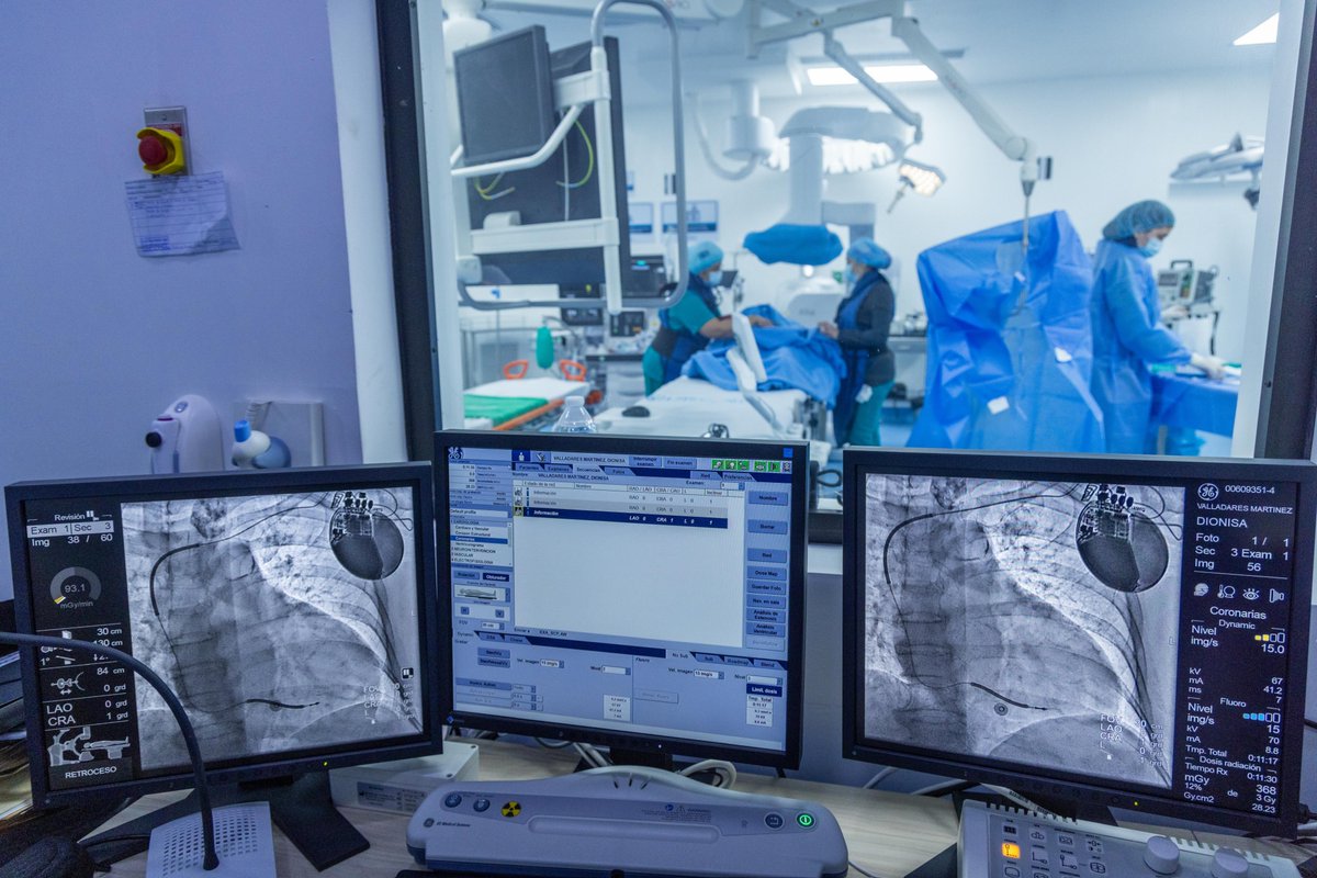 ChrisGuevaraG's tweet photo. Se murió… y volvió a la vida. 🙏❤️

Una madrecita de 73 años sufrió un paro cardíaco. Los médicos del nuevo Hospital Rosales lograron reanimarla y le colocaron un desfibrilador automático implantable, un aparato que, si su corazón vuelve a detenerse, reaccionará de inmediato para ayudar a salvarle la vida.

Sus hijos y familia disfrutarán más tiempo de vida con ella. 🥹 Y todo, completamente gratis. Una operación que costaría miles en un hospital privado.

Hace unos años, algo así parecía imposible en nuestro país. Hoy es una realidad gracias al @elnuevorosales, construido por el Gobierno del presidente @nayibbukele, donde la tecnología de primer nivel está salvando la vida de los salvadoreños.

Lo público debe de ser mejor que lo privado. 🇸🇻