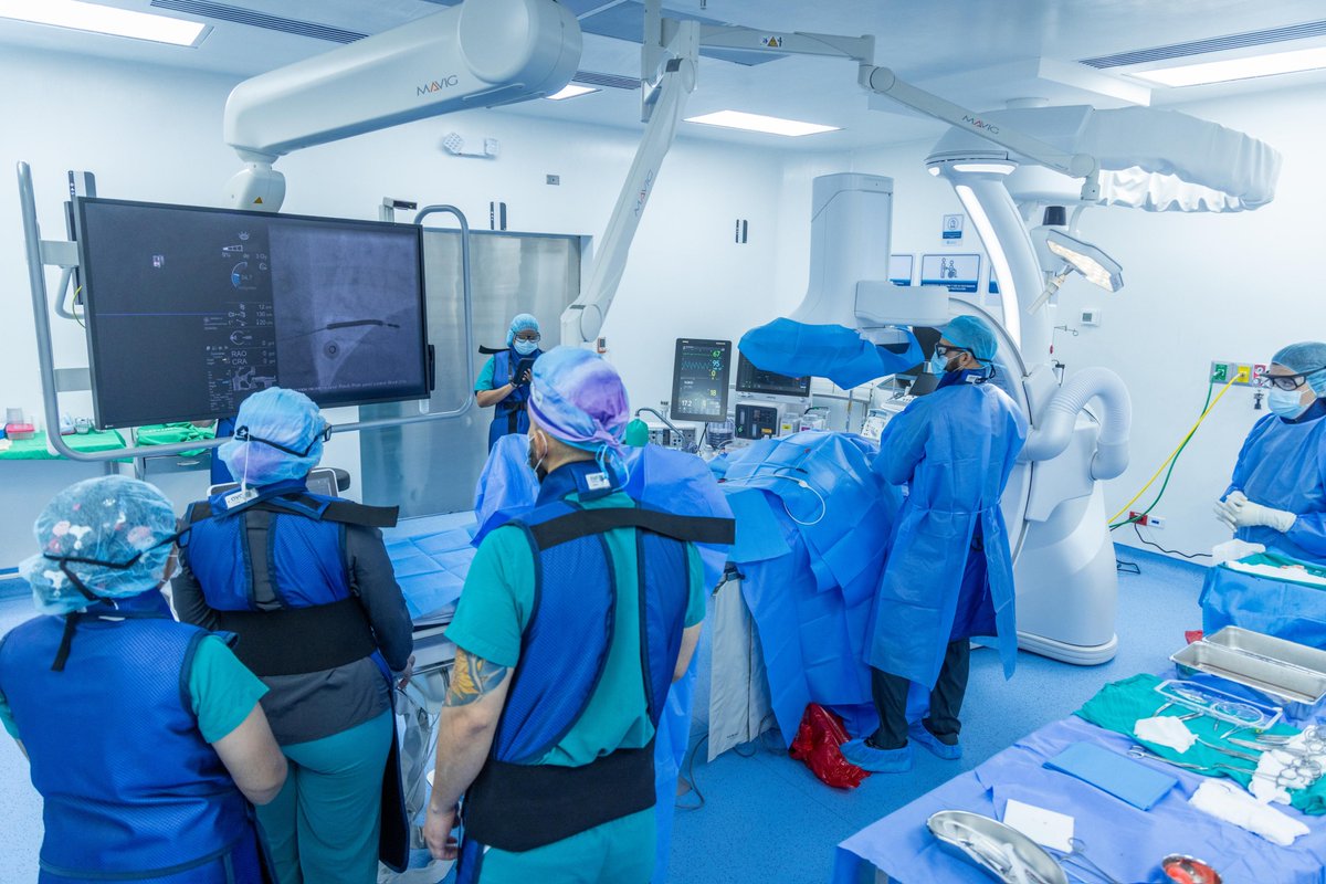 ChrisGuevaraG's tweet photo. Se murió… y volvió a la vida. 🙏❤️

Una madrecita de 73 años sufrió un paro cardíaco. Los médicos del nuevo Hospital Rosales lograron reanimarla y le colocaron un desfibrilador automático implantable, un aparato que, si su corazón vuelve a detenerse, reaccionará de inmediato para ayudar a salvarle la vida.

Sus hijos y familia disfrutarán más tiempo de vida con ella. 🥹 Y todo, completamente gratis. Una operación que costaría miles en un hospital privado.

Hace unos años, algo así parecía imposible en nuestro país. Hoy es una realidad gracias al @elnuevorosales, construido por el Gobierno del presidente @nayibbukele, donde la tecnología de primer nivel está salvando la vida de los salvadoreños.

Lo público debe de ser mejor que lo privado. 🇸🇻