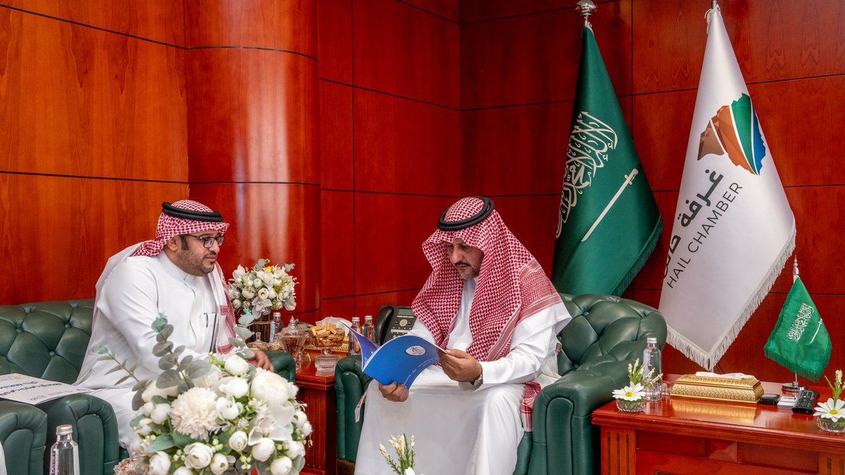 hail_tc1's tweet photo. #زيـارة|📸

قام الرئيس التنفيذي الأستاذ مشعل الصويطي بزيارة إلى رئيس مجلس إدارة #نادي_حائل_لذوي_الإعاقة ورئيس #غرفة_حائل أ.نايف الجميل حيث جرى استعراض التقرير السنوي للنادي وما تضمنه من أبرز المنجزات والبرامج والمبادرات والنجاحات التي تحققت خلال الفترة الماضية .

#حائل https://t.co/1Rz8G2f3Us