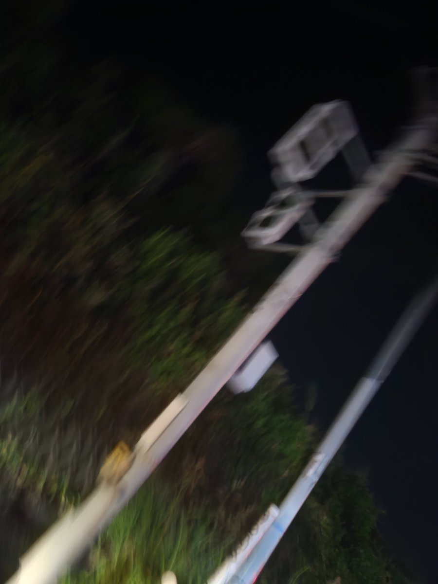 modoki_Signal1's tweet photo. 写真ブレブレだけど、先ほどの地震の影響でこちらの地域は信号機も非点灯になっています…！付近を通る方は事故に十分気をつけてください。皆さんもどうかご安全に。
#熊本地震 https://t.co/lqE0LaJlw3