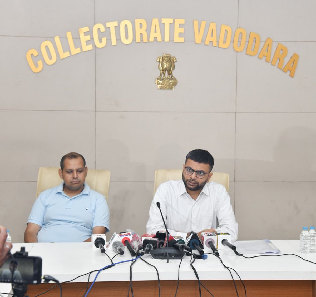 Info_Vadodara's tweet photo. ૧૪૫-માંજલપુર વિધાનસભા પેટાચૂંટણી-૨૦૨૬.
મતદારોની સુવિધા માટે મોબાઈલ ડિપોઝિશન સેન્ટર અને સંભવિત વરસાદની સ્થિતિને ધ્યાનમાં લઈને પણ વ્યવસ્થાપન; ચૂંટણી તંત્ર સંપૂર્ણ સજ્જ.
૩૦મી જુલાઈએ લોકશાહીના પર્વમાં સહભાગી થવા જિલ્લા ચૂંટણી અધિકારીશ્રીની મતદારોને અપીલ.
@CollectorVad https://t.co/k6RrHBjTMm