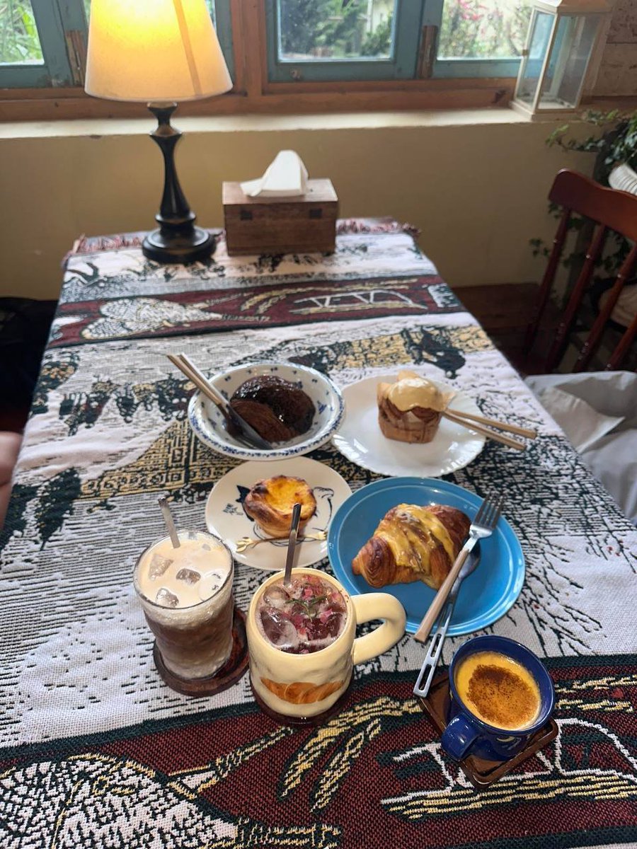 LenaSunny90's tweet photo. A cup of coffee sets the mood for a lovely afternoon. ✨ https://t.co/odWGhyBr4V