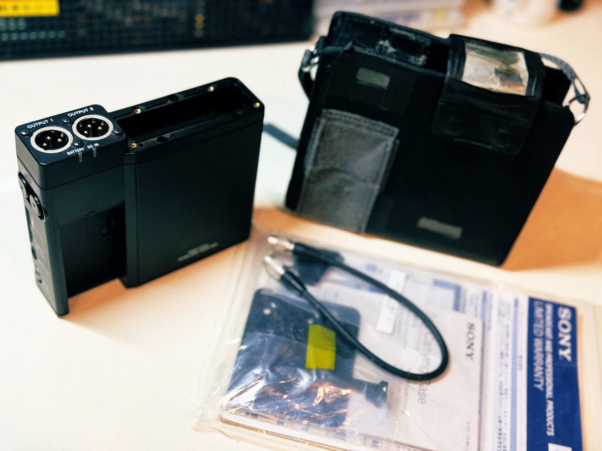 TimecodeLab's tweet photo. 知り合いのカメラマンが、手元の機材を整理中と言うことで、ワイヤレスアダプターの SONY DWA-F01D を引き取らせて頂きました。
DWA-F01D はこの春にもひとつ手に入れましたが、希少なので何台あっても良いですね(*´艸`*) 
またスロットインする WLレシーバー SONY URX-S03D買い足さないと（いつ？） https://t.co/WJBGTcItVh