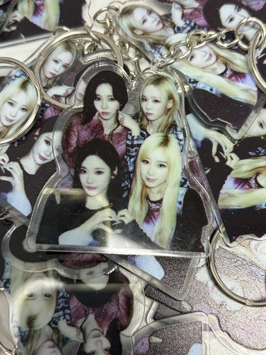 nynqzip's tweet photo. [ 에스파 단체 아크릴 키링 판매 !-! ]

에스파 단체 아크릴 키링 판매합니다 ♡
수량 넉넉하니 많이 사주세요…ഒ

1pc ) 3000원
2pcs ) 5000원
3pcs 이상 구매 • • • 개 당 2000원

#rt 알티 이벤트 !-!
 ♡ 알티 해주신 5분 뽑아 아크릴 키링 + 핀뱃지 보내드립니다 ♡ 

(배송비부담가능하신분!) https://t.co/bpEoYyK522