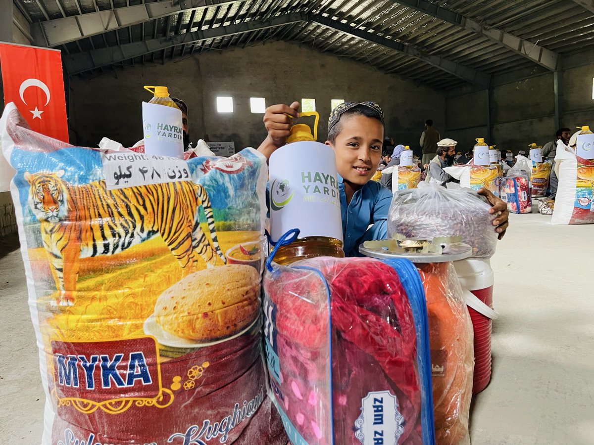 hayratyardim's tweet photo. Afganistan'da geçtiğimiz günlerde yaşanan sel felaketinin ardından, afetzede ailelerin en acil ihtiyaçlarını karşılamak için gıda ve hijyen malzemelerini ulaştırdık.

Zor günler geçiren kardeşlerimizin yanında olmaya, ihtiyaç duyulan bölgelere insani yardımlarımızı ulaştırmaya devam ediyoruz.

Siz de acil yardım faaliyetlerimize destek olarak, afetin izlerini silebilir ve ihtiyaç sahibi kardeşlerimize umut olabilirsiniz.

💌 ACİL > 5876 > ₺50
🌐 https://t.co/D53r7tRs9z