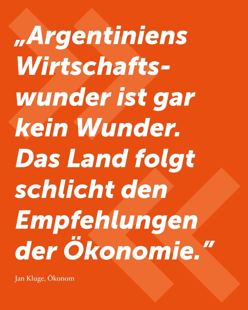 AgendaAustria's tweet photo. Vielleicht ist an diesem Kapitalismus ja doch was dran?

Innerhalb von nur drei Monaten haben alle großen Ratingagenturen Argentinien eine bessere Note verpasst: Fitch im Mai, Standard & Poor’s im Juni und nun im Juli Moody’s.

Man würde meinen, die argentinische Wirtschaftserholung sei ein Wunder - wäre sie nicht streng nach ökonomischem Lehrbuch. Ein kleinerer Staat, ein freierer Markt, mehr Wettbewerb und weniger Regulierung: Dass das funktioniert, sollte eigentlich niemanden überraschen.

Dass die Ratingagenturen den Kurs bestätigen, ist für das Land nun ein Segen. Mehr ausländische Investoren und günstigere Kredite werden helfen, die Jahrzehnte der staatsgläubigen Misswirtschaft weiter abzuschütteln. Der Rest der Welt sollte sich ein Beispiel nehmen.