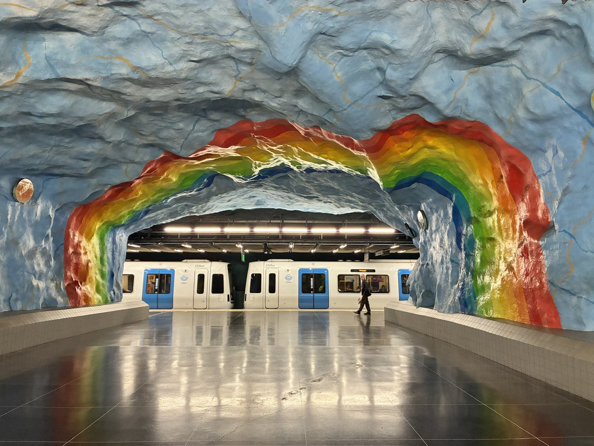kkkvvvya's tweet photo. スウェーデンの地下鉄駅は無料の美術館

東京メトロの地下鉄駅も頑張って！ https://t.co/IVM8kA8y7R