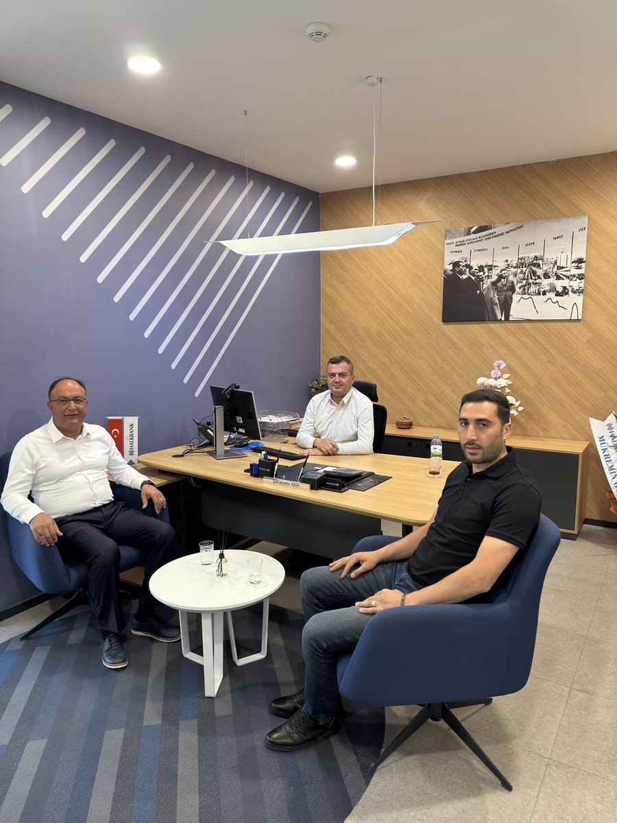 AhMettanrgnn's tweet photo. İlçe Başkanımız Sn Turgut Koç ile birlikte Halkbank Tomarza Şubesi’ne müdür olarak göreve başlayan Sn Şahabettin Abik’e hayırlı olsun ziyaretinde bulunduk.

Nazik misafirperverliği ve samimi ilgisi dolayısıyla teşekkür ediyor, yeni görevinde  başarılar diliyoruz. @huseyinokandan https://t.co/FR0wHp8rO2