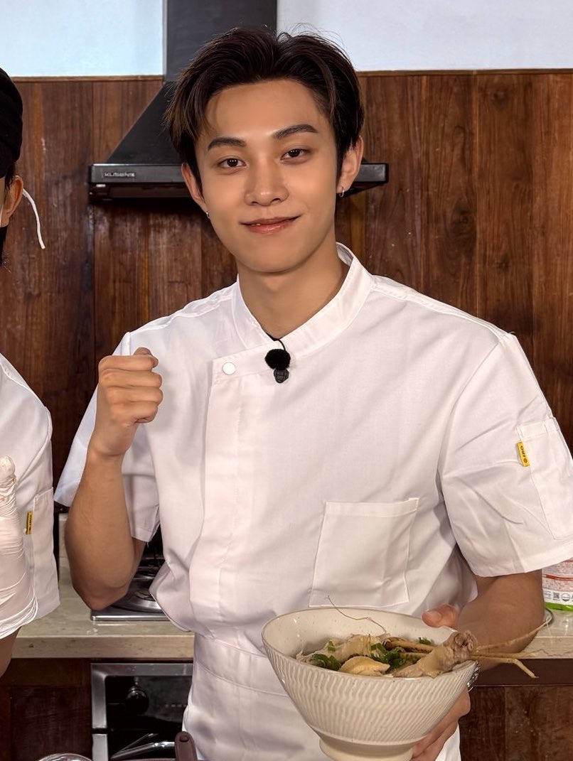 918_ryul's tweet photo. Looks delicious🤤 and the food too i guess. https://t.co/RTxuoB61P3