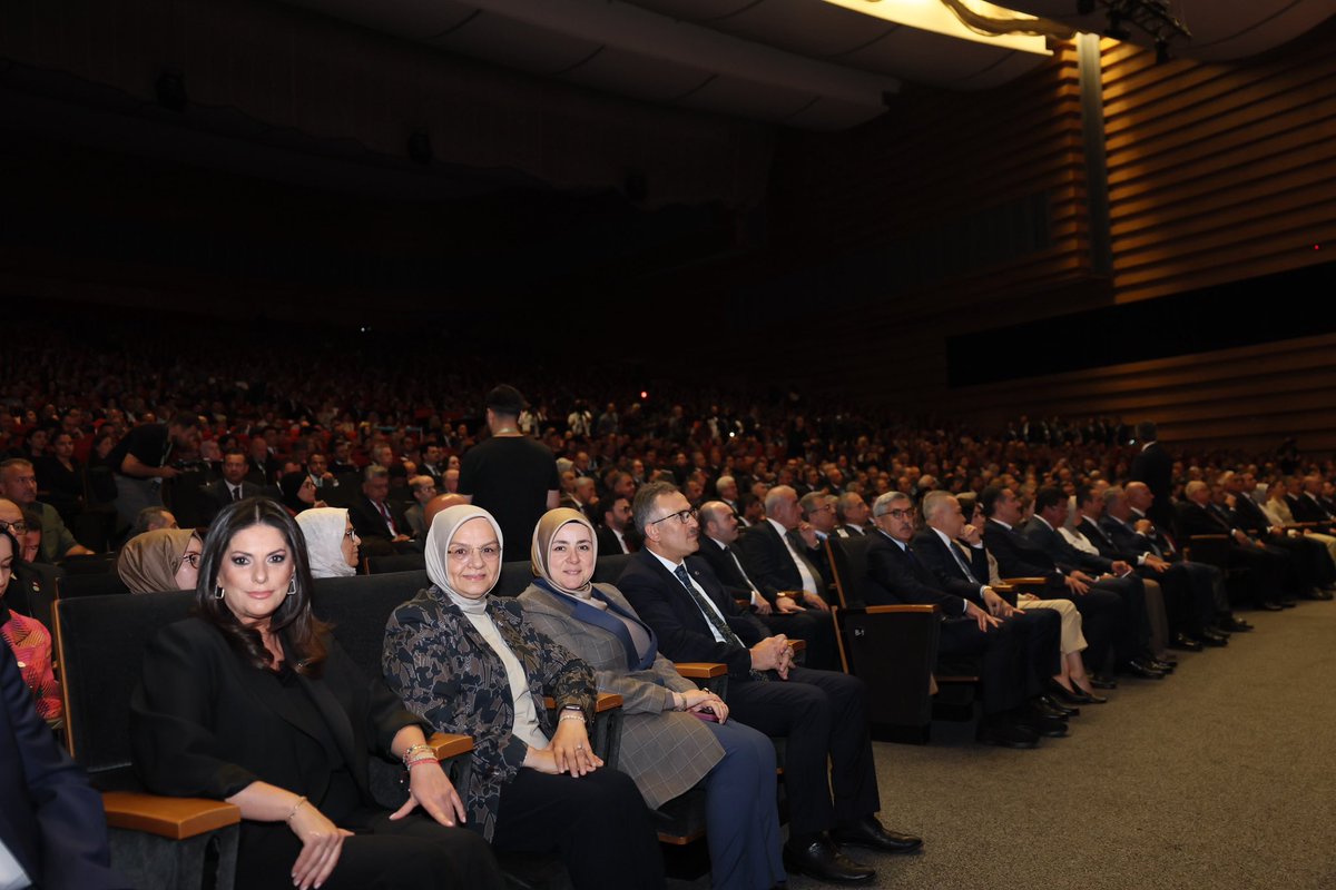 tugbaisikercan's tweet photo. 📍Ankara

"Mahremiyetin aşındığı çağımızda hakikati, mahremiyeti ve toplumsal güveni koruyan bir dijital iletişim ekosistemi inşa etmek temel hedefimizdir."

Genel Başkanımız ve Cumhurbaşkanımız Sayın @RTErdogan’ın teşrifleriyle; Cumhurbaşkanlığı İletişim Başkanlığımız tarafından “Türkiye Yüzyılı: İletişimin Yüzyılı” temasıyla düzenlenen 2. İletişim Şûrası’na katıldık.

Bu önemli organizasyona öncülük eden İletişim Başkanımız Sn. @burhanduran nezdinde tüm emeği geçenlere teşekkür ediyor; Şûra’nın ülkemiz, milletimiz ve iletişim camiamız için hayırlara vesile olmasını diliyorum. 

@iletisim