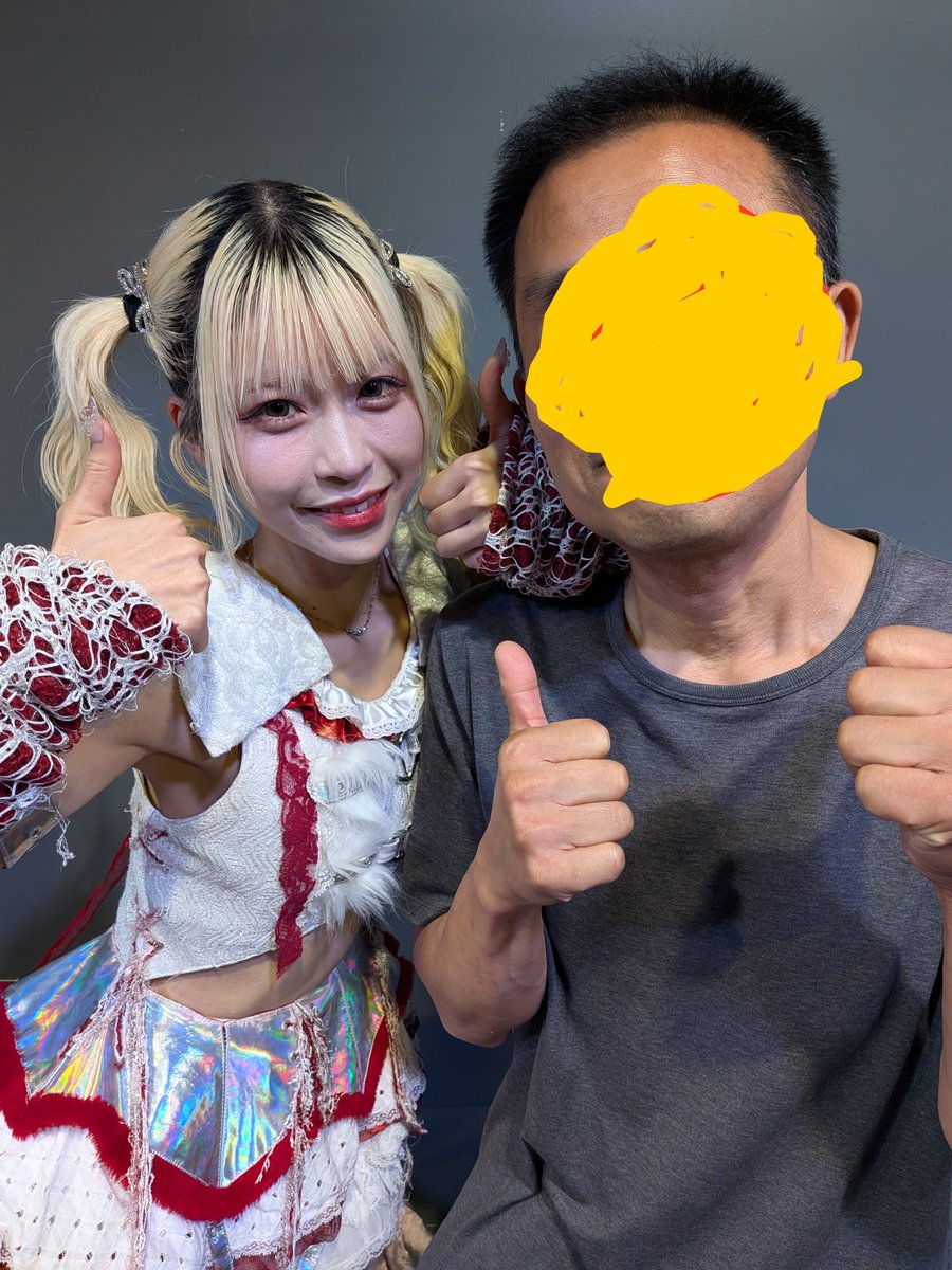 oksama115's tweet photo. EMMAちゃんの特典会応援３００回を目指すRePLAYおじさん『１９４回目』
@z_maruyama　
最前０で見るLIVEは確かに楽しい☺
@emma__RePLAY https://t.co/I1YAdGMcnT