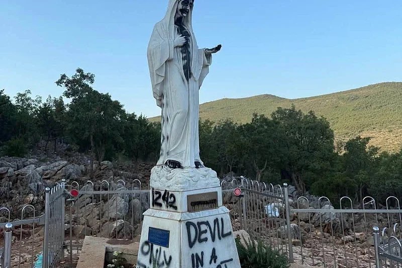 cirijab43791's tweet photo. Luckily the Međugorje incident was committed by a 🇵🇱 catholic extremist.

Just like their religious sites our cemeteries are also attacked by catholic extremists in Livno and Mostar. https://t.co/tc4xRw8vkJ