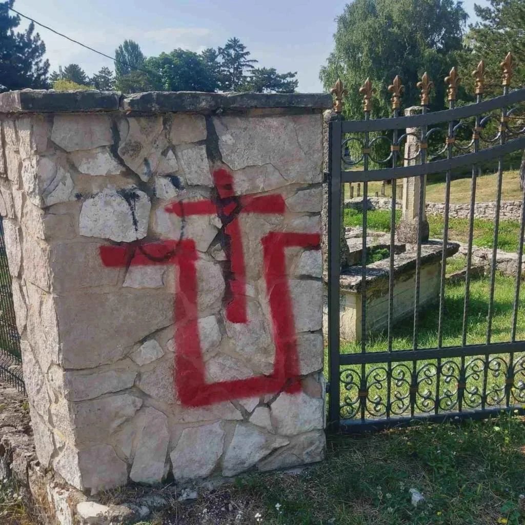 cirijab43791's tweet photo. Luckily the Međugorje incident was committed by a 🇵🇱 catholic extremist.

Just like their religious sites our cemeteries are also attacked by catholic extremists in Livno and Mostar. https://t.co/tc4xRw8vkJ