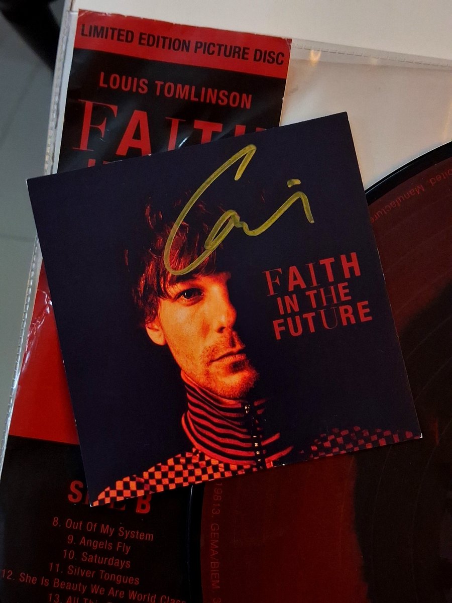 MoHaNaa77's tweet photo. Still in disbelief. 🥹
Entered this giveaway hoping for the signed print, but receiving the vinyl too was the sweetest surprise.
I don't even have a record player (yet😭), but this is something I'll cherish forever. 
Thank you!! @fitfonfilms ❤️ https://t.co/D8xRh118Qm