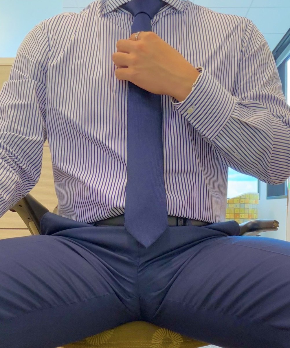TopAlphX's tweet photo. Hoy papi está de corbata pero caliente como siempre, algún putito que me saque los huevos y la verga y me los chupe rico? Escriba al DM 😈🍆 https://t.co/0Nr0lLatM8