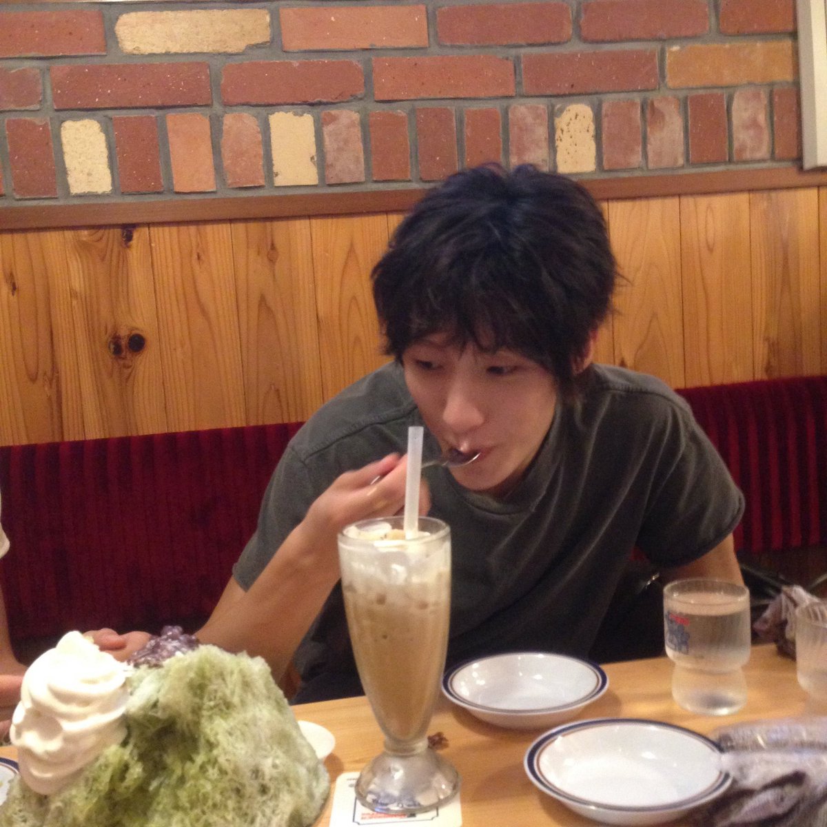 Leennton's tweet photo. That kind of silly boyfriend who stare at your dessert (and stole it for some scoops) https://t.co/R4O6YKl0pk