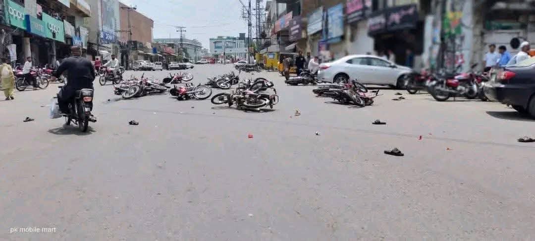 kscChouhan's tweet photo. In Mirpur, Pakistan-occupied (PoK), the Pakistani army opened fire on its own civilians, killing more than 12 people. Others were injured. Humanity has vanished in Pakistan. Asim Munir is getting people killed. Religion began with the sword &amp; violence; it will end with the sword https://t.co/w59zHh3XCb