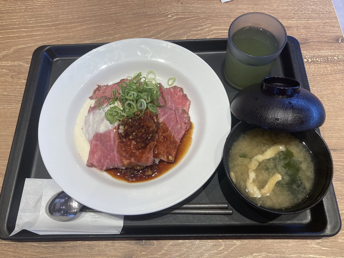ayudabe's tweet photo. #lunch 一関市 松屋フーズR一関店  松屋オリジナルソースローストビーフ(味噌汁)  #松屋 #一関  #ichinoseki  #aupay  #Roastbeef 卵黄要らないのでオーダーする機械にその旨を入力する事ができなかったため店員を呼び対応してもらう.あゆは薄味だからソースも別でてお願いすれば良かったな https://t.co/XiS4NEJ72j