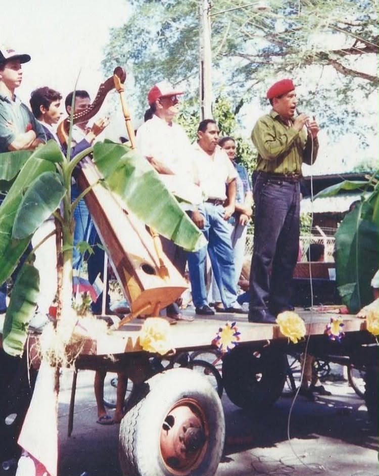 Carnndez00's tweet photo. ¿Qué tengo yo que hablarte, Comandante, si el poeta eres tú?_
_-como dijo el poeta–, y el que ha tumbado estrellas en mil noches_ _de lluvias coloridas eres tú, ¿qué tengo yo que hablarte,Comandante?

A 72 años del natalicio del Comandante Hugo Chávez. #Chavez https://t.co/Z399EGnLP5