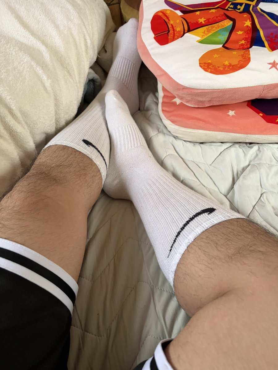 socksgamer's tweet photo. 今日は2種類の靴下で遊んだ。
最近ずっと怠い。
寝ても食べても。
ユーレイの仕業かな��� https://t.co/q3vwz9OGYs
